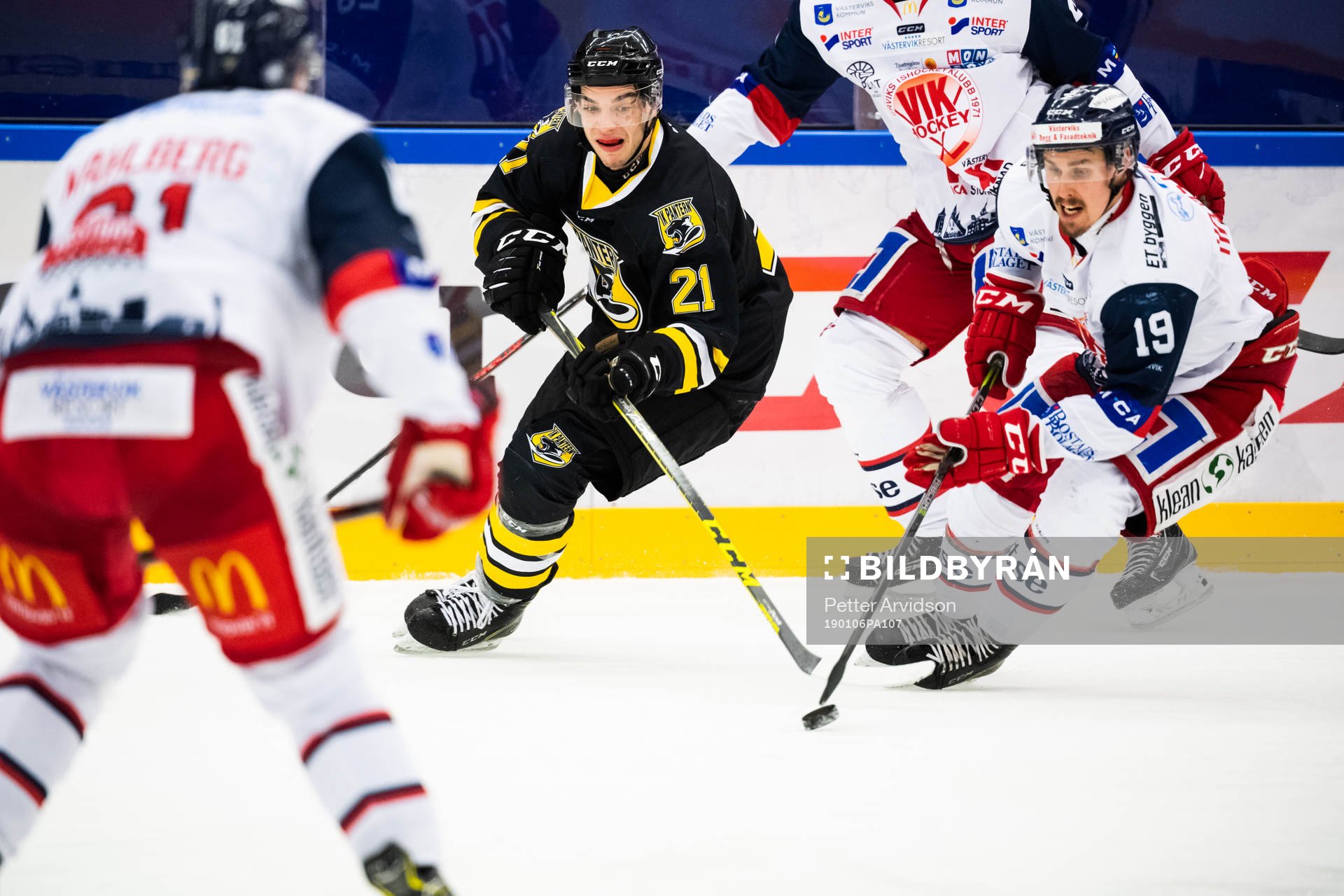 Panterns Lukas Haudum och Västerviks Jens Holmströmi kamp