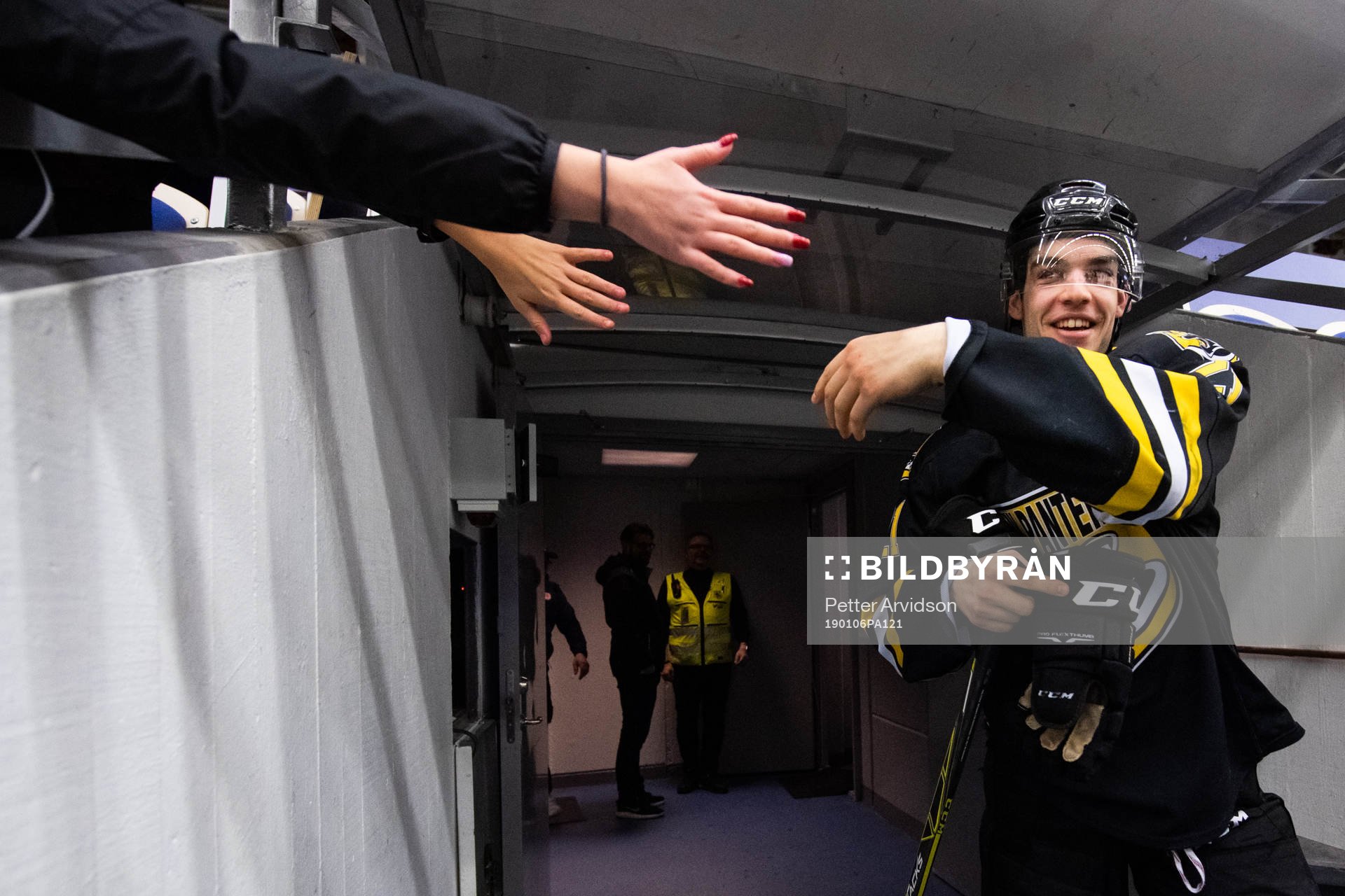 Panterns Lukas Haudum ger high fives
