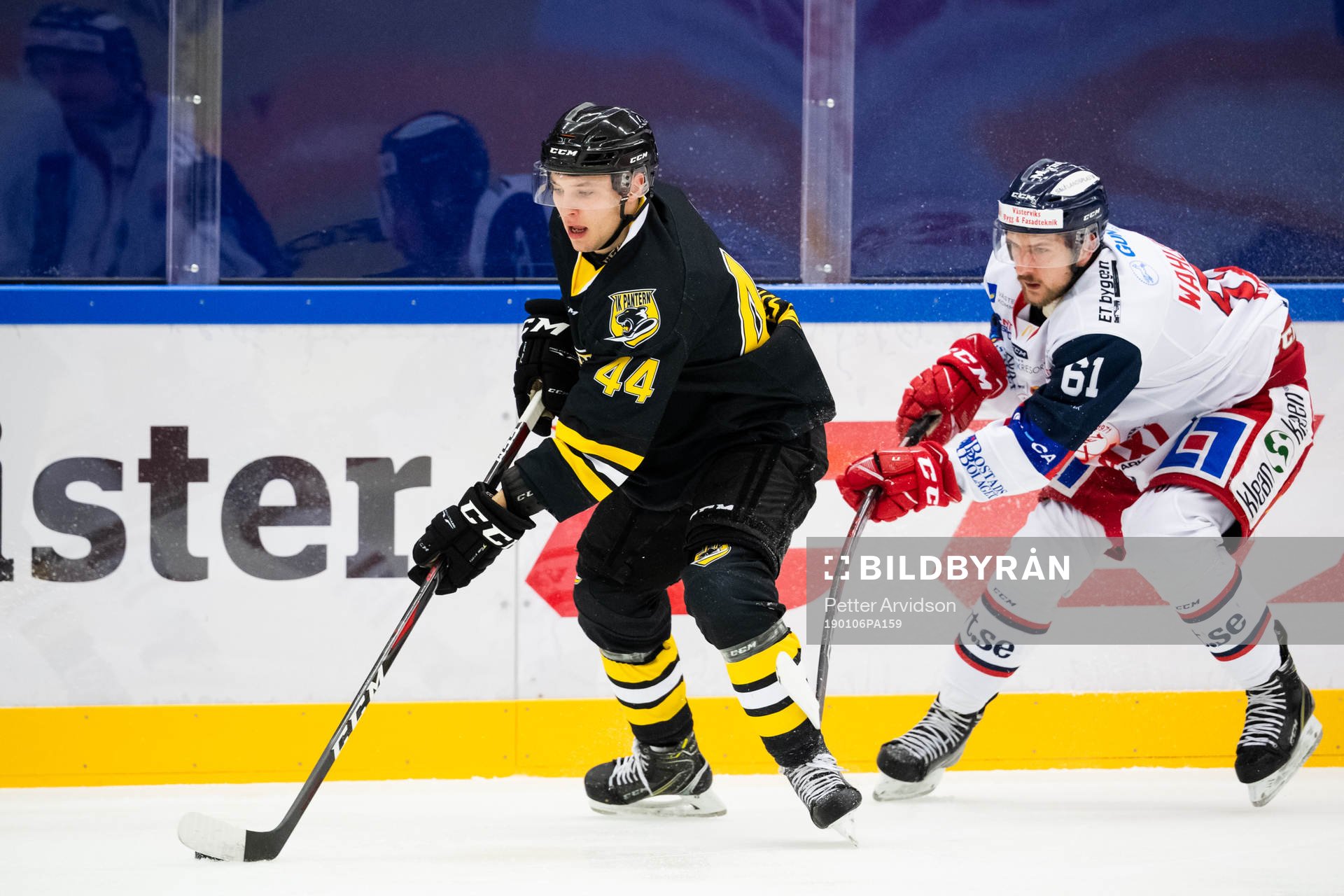 Panterns Erik Nyström jagas av Västerviks Emil Wahlberg
