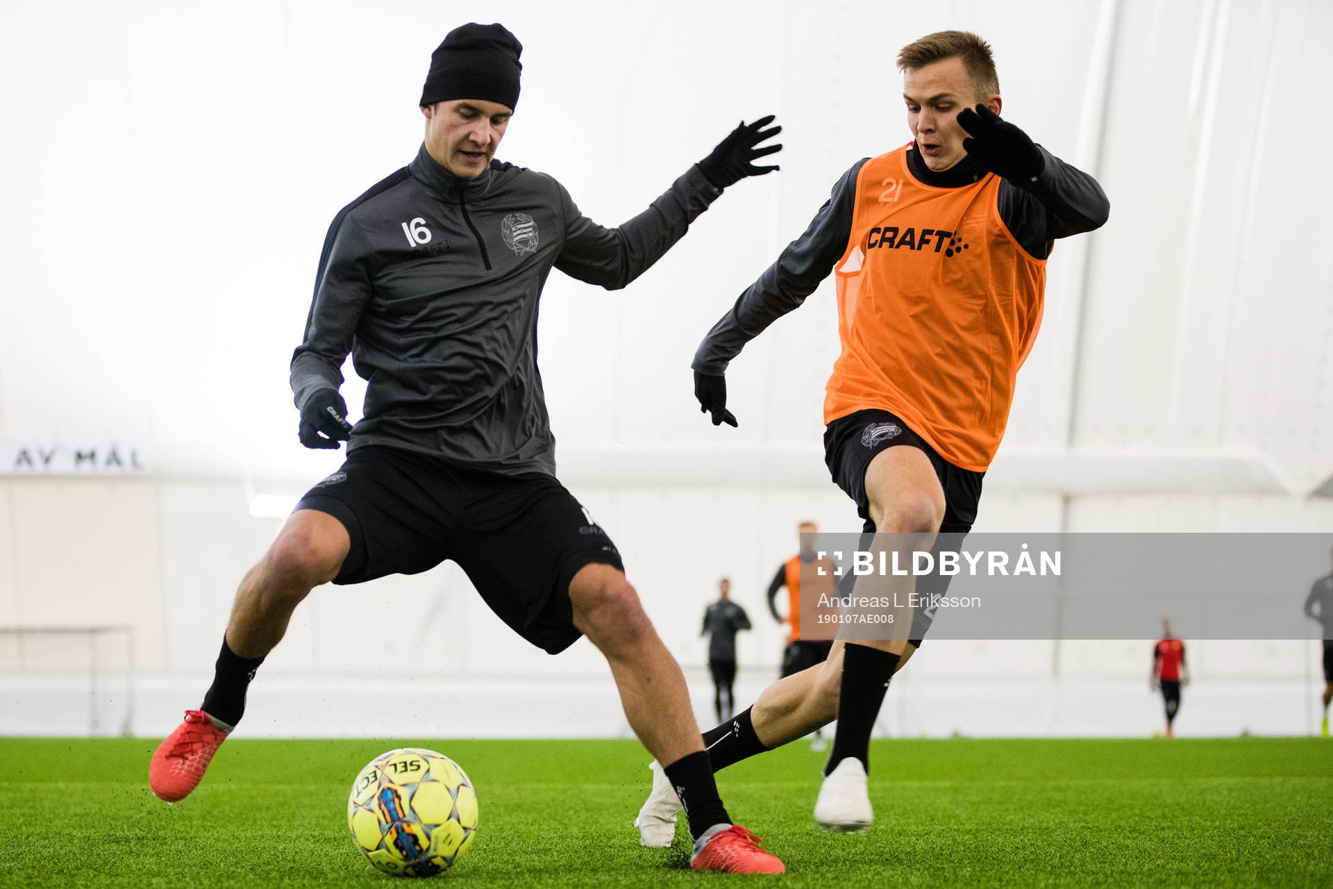 Leo Bengtsson i kamp om bollen med Oscar Krusnell