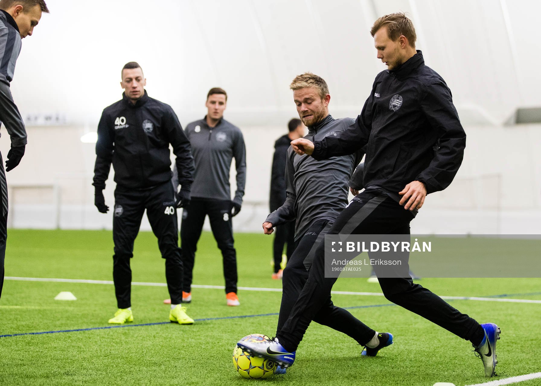 Dennis Widgren i kamp om bollen med Tim Söderström