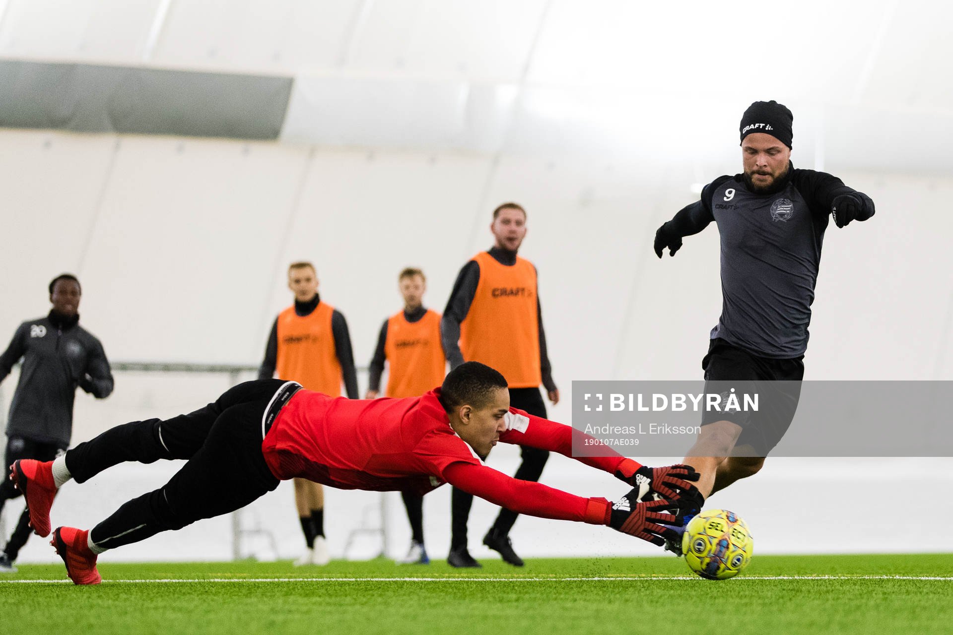 Sander Svendsen utmanar målvakt Oliver Nnonyelu Dovin under en träning med Hammarby den 7 januari 2019 i Stockholm. 