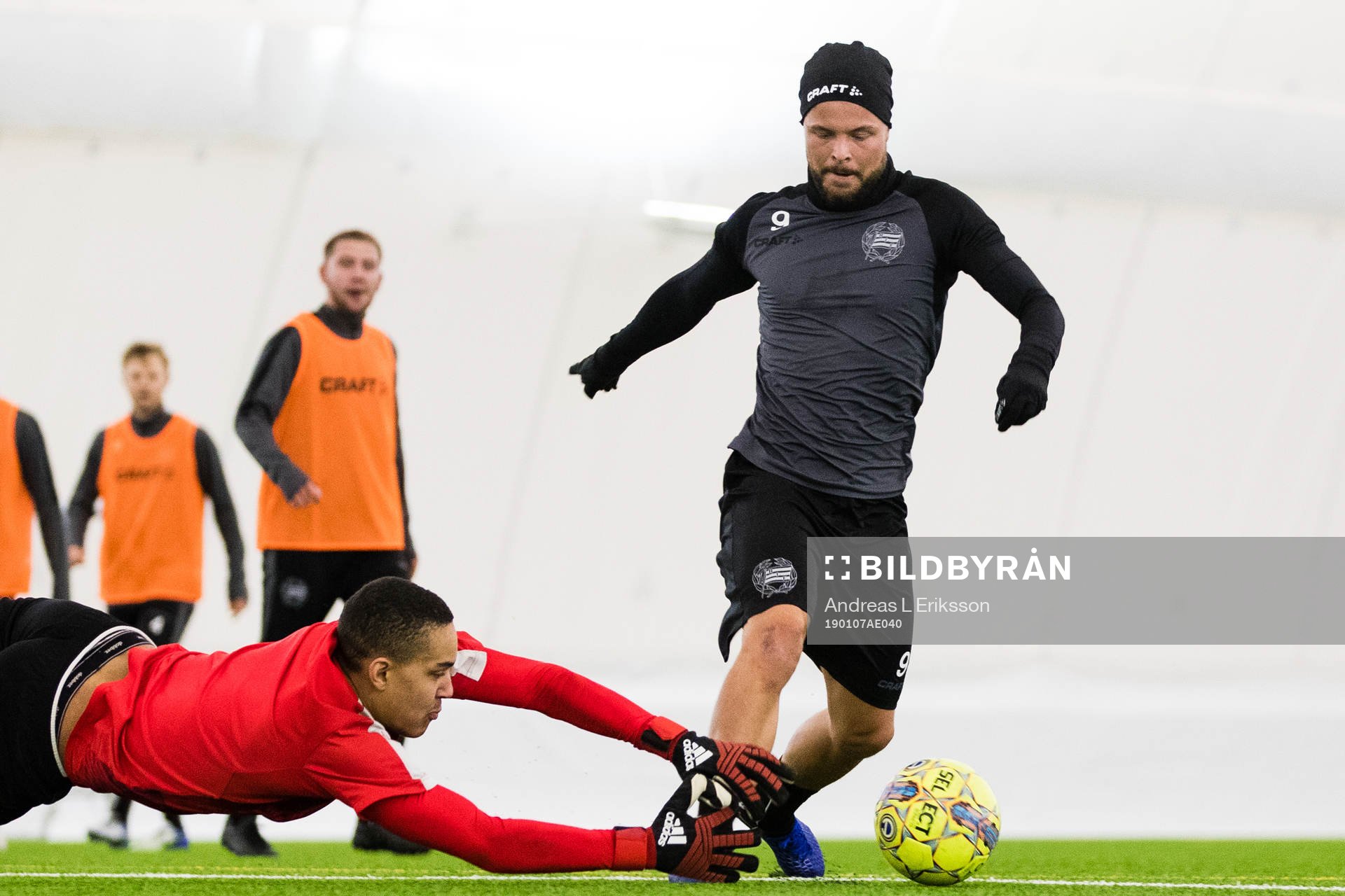 Sander Svendsen utmanar målvakt Oliver Nnonyelu Dovin under en träning med Hammarby den 7 januari 2019 i Stockholm. 