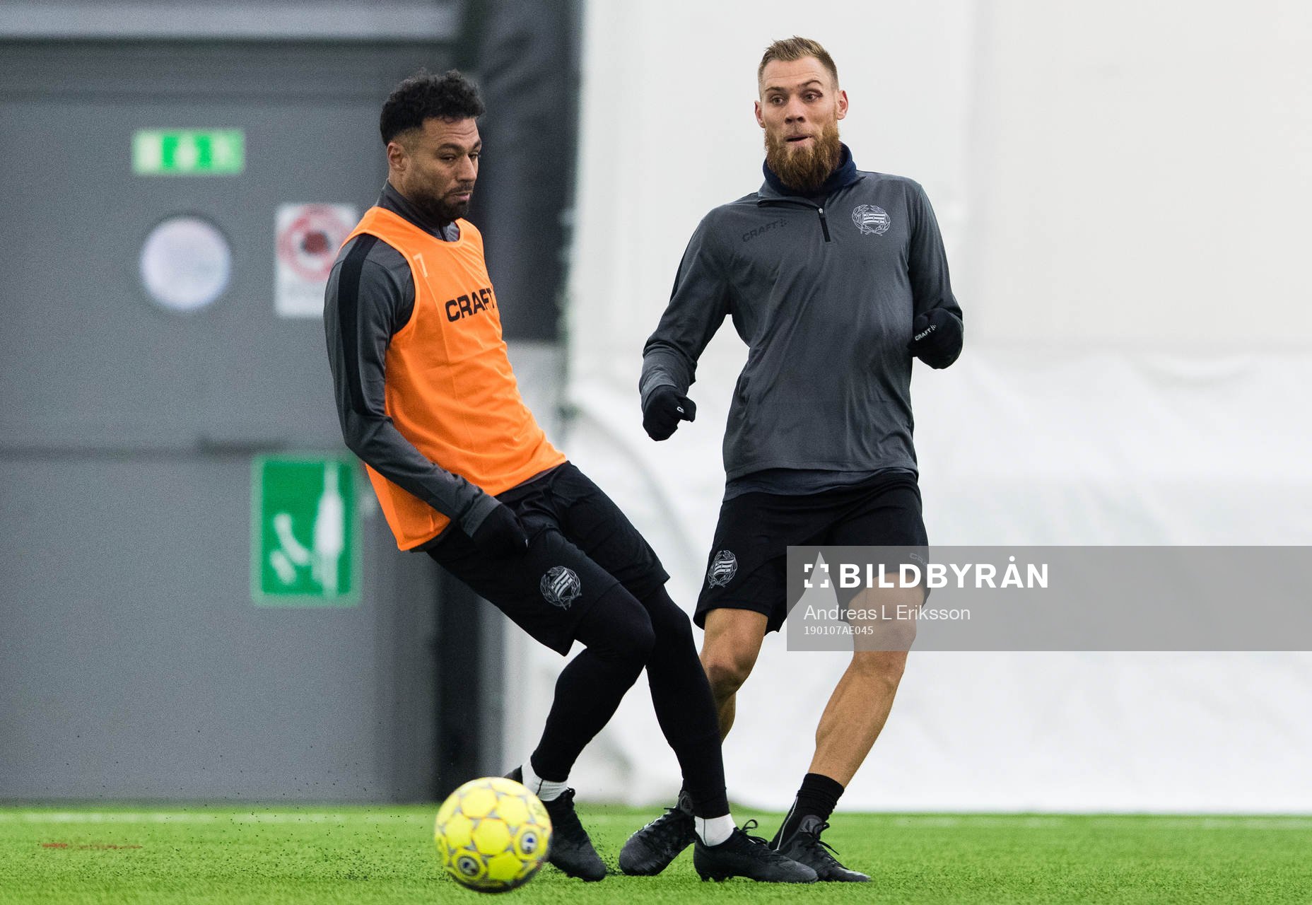 Imad Khalili i kamp om bollen med David Fällman