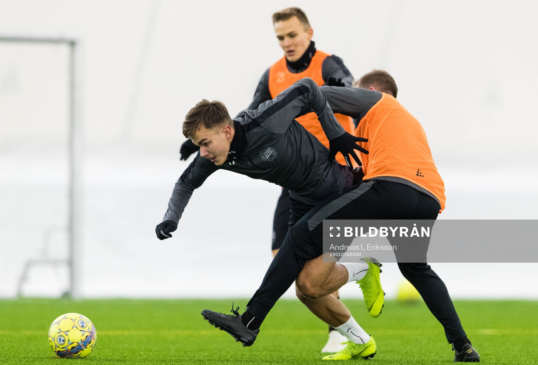 Dusan Jajic i kamp om bollen med Darijan Bojanic under en träning med Hammarby den 7 januari 2019 i Stockholm. 