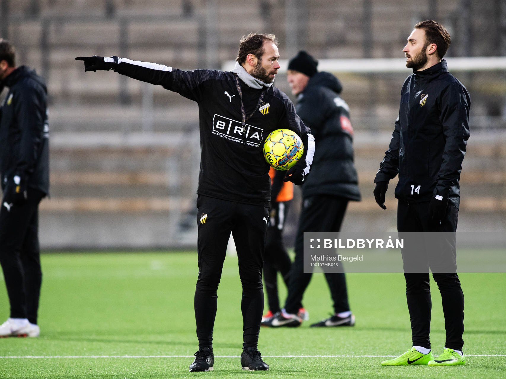 Tränare Andreas Alm instruerar Oskar Sverrisson