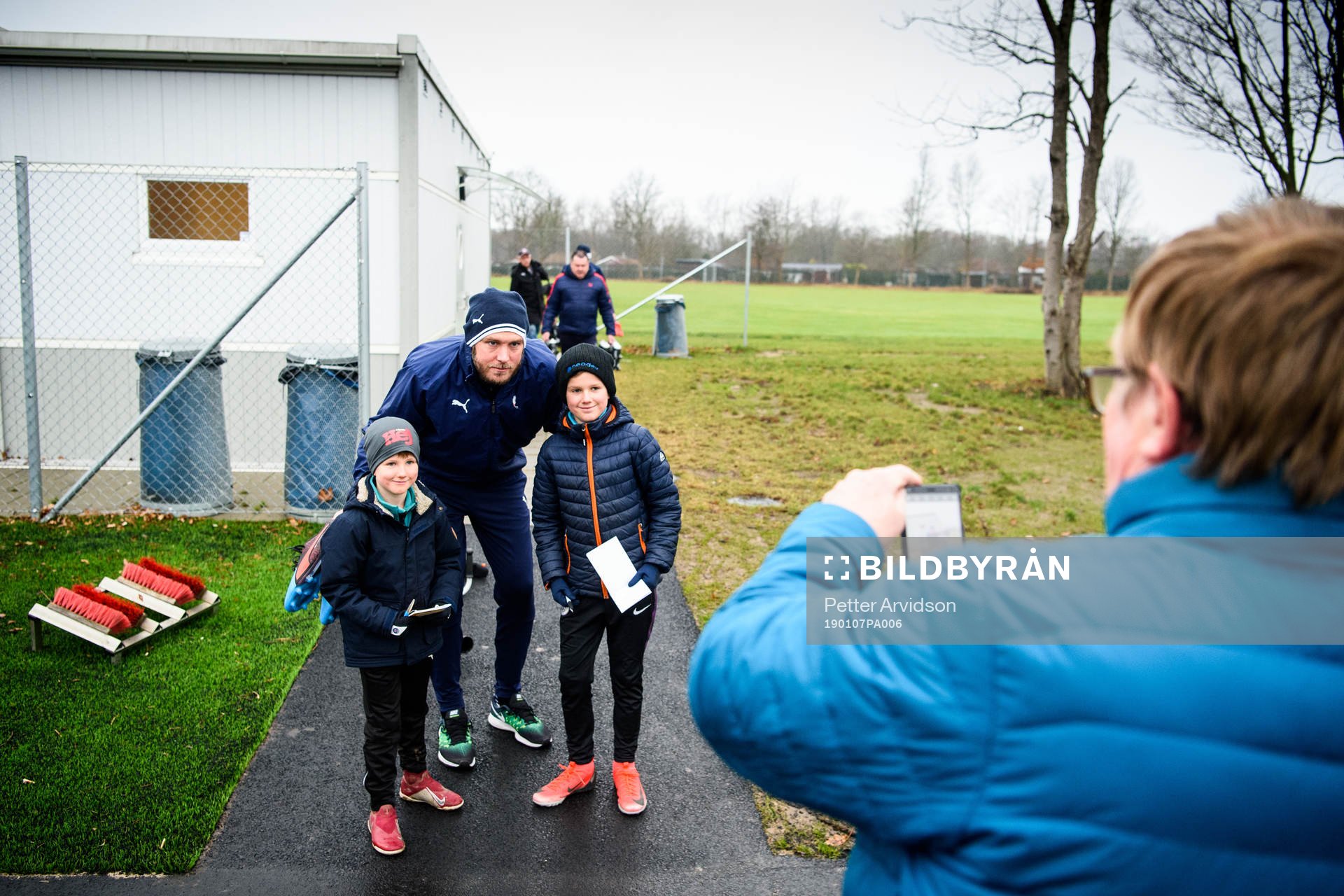 Helsingborgs Andreas Granqvist tar bilder med Jonathan och