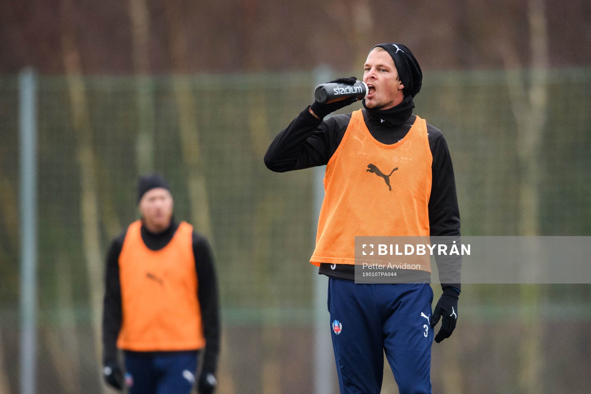 Fredrik Liverstam dricker vatten