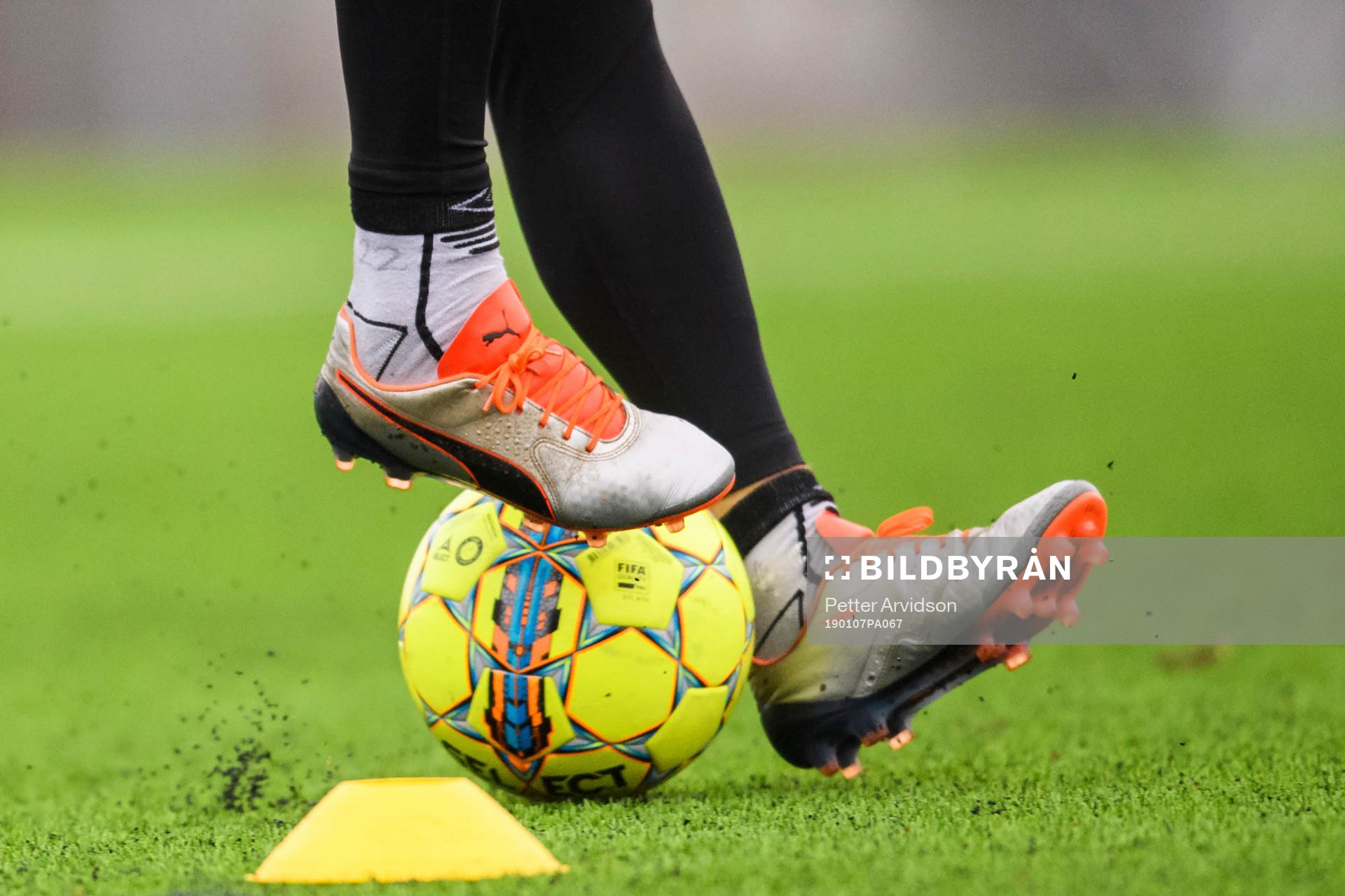 Fotbollsskor och en boll under en fotbollsträning med Helsingborg den 7 januari 2019 i Helsingborg.