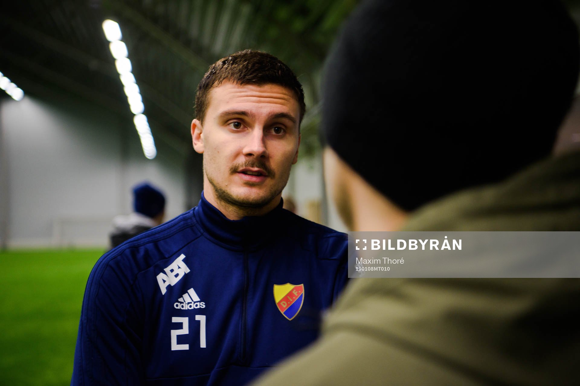 Erik Johansson blir intervjuad av media