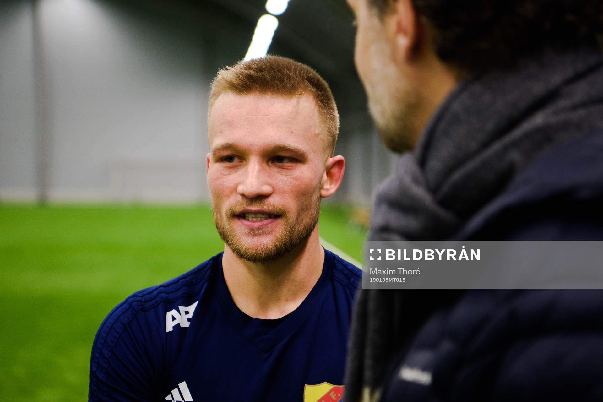 Nicklas Bärkroth blir intervjuad av media