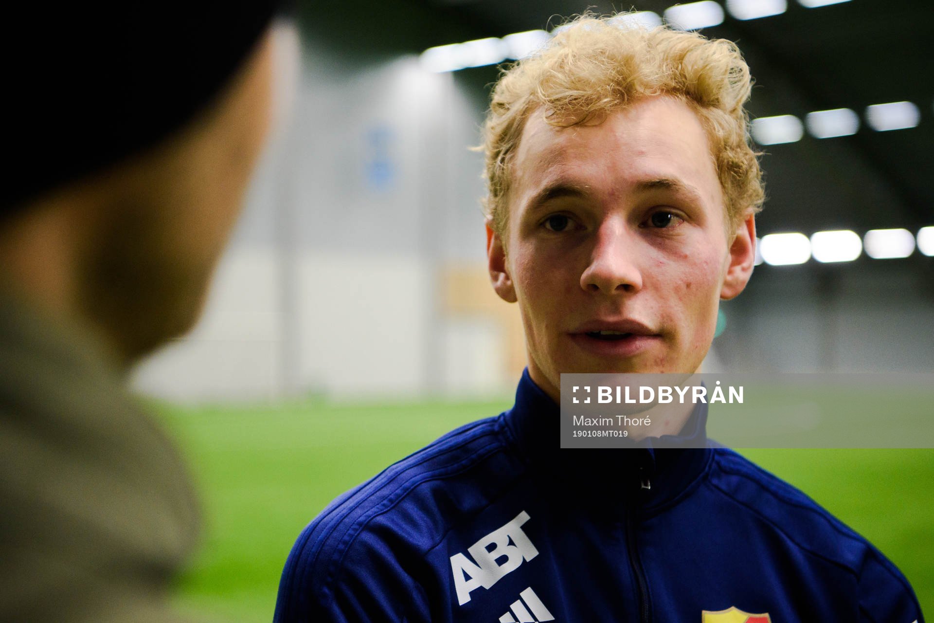 Adam Bergmark Wiberg blir intervjuad av media