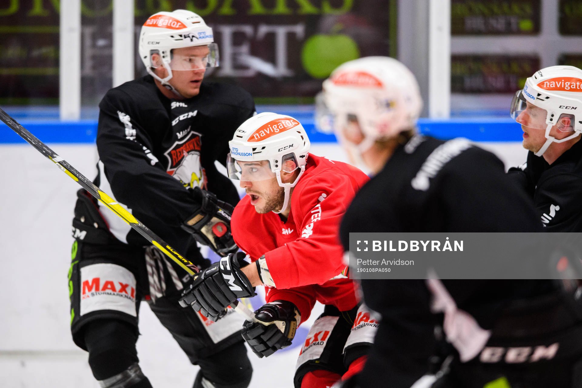 Konstantin Komarek tar sig förbi Tobias Ekberg
