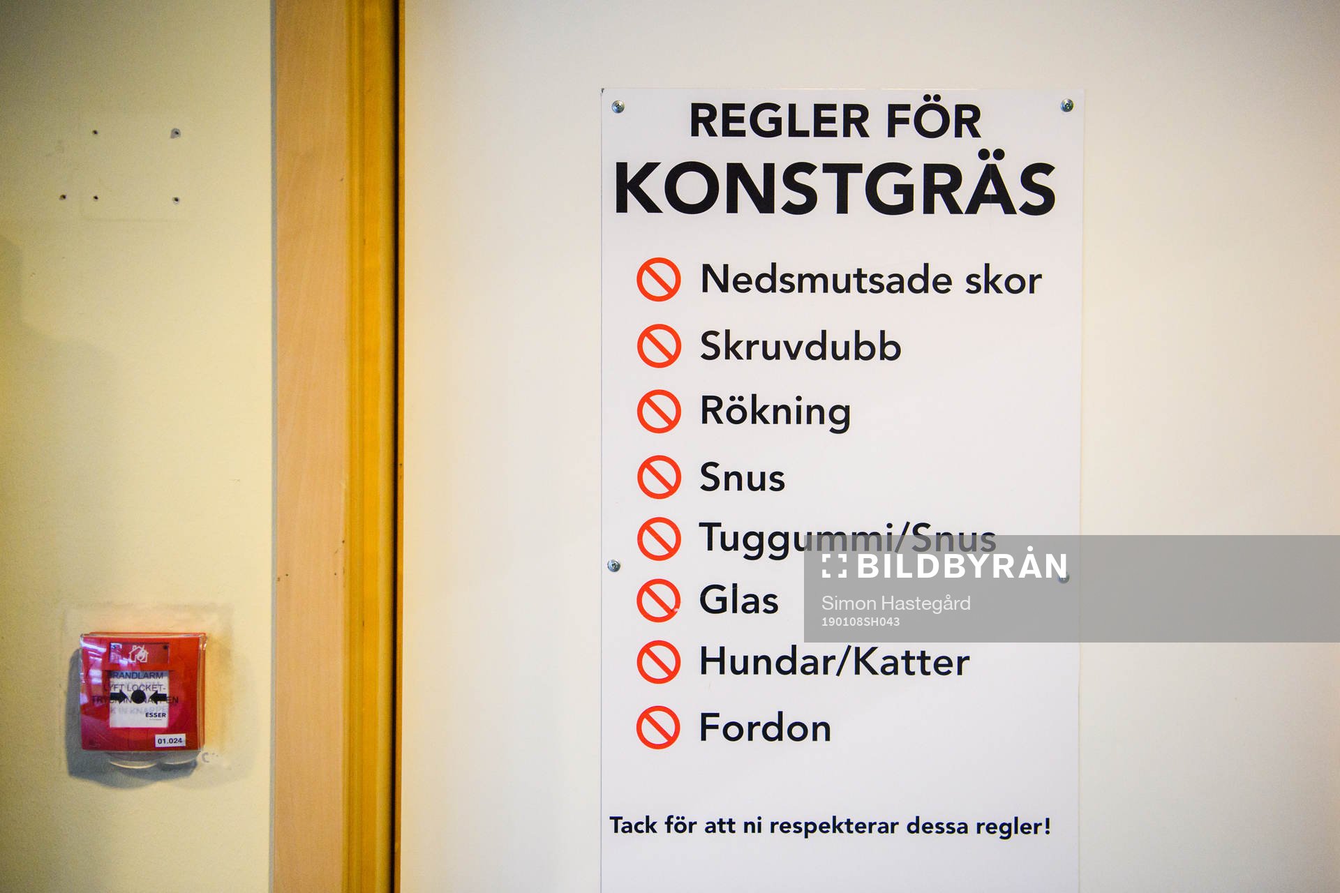Skylt med regler för konstgräs