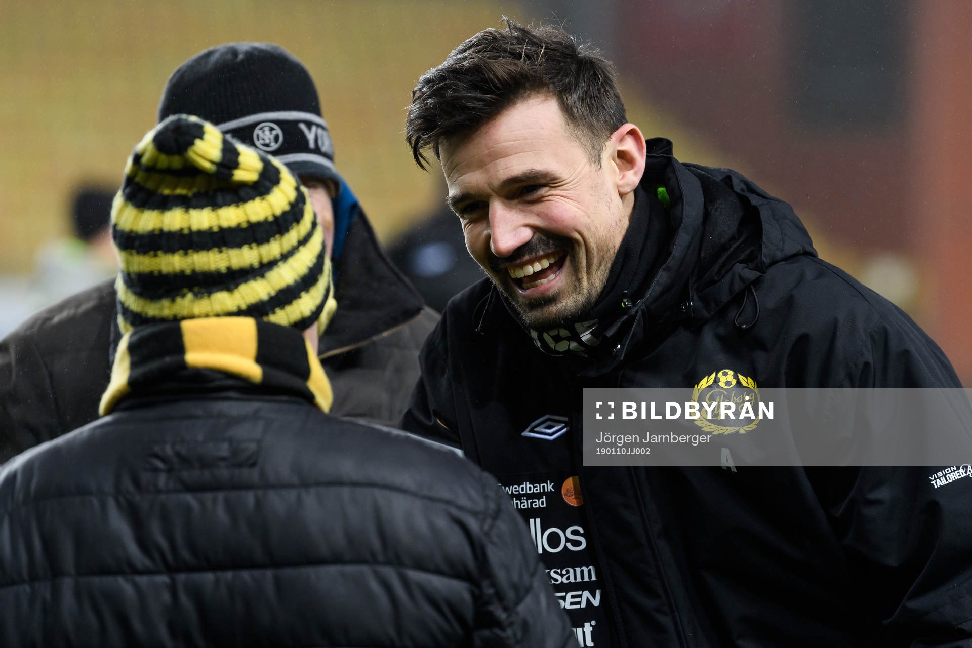 Kevin Stuhr Ellegaard pratar med en supporter
