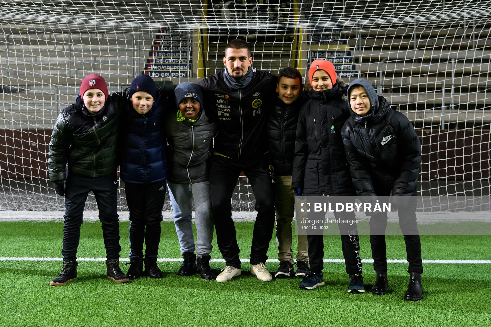 Ibrahim Dresevic poserar med unga supportrar