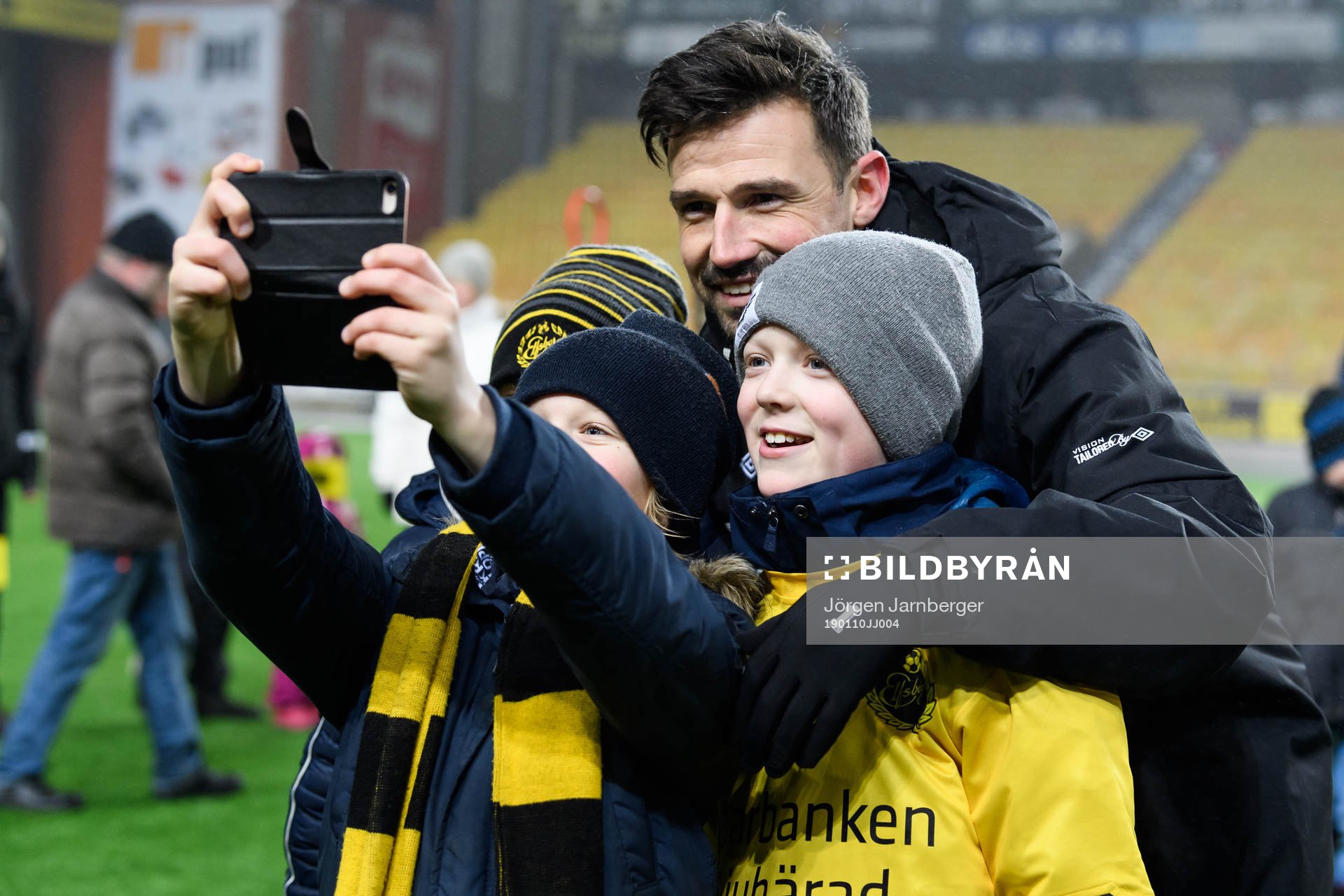 Kevin Stuhr Ellegaard fotograferas ihop med unga supportrar