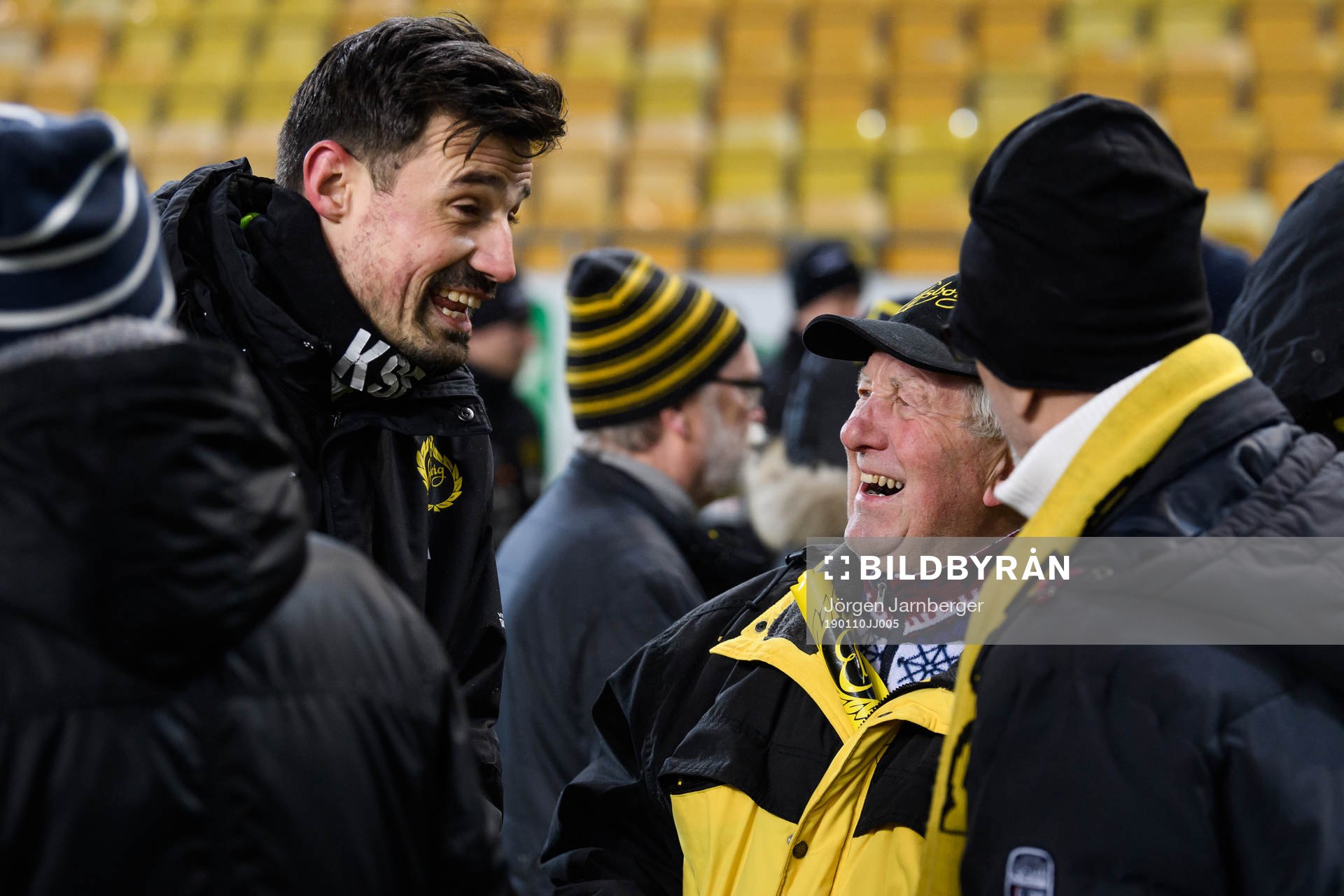 Kevin Stuhr Ellegaard pratar med supportrar