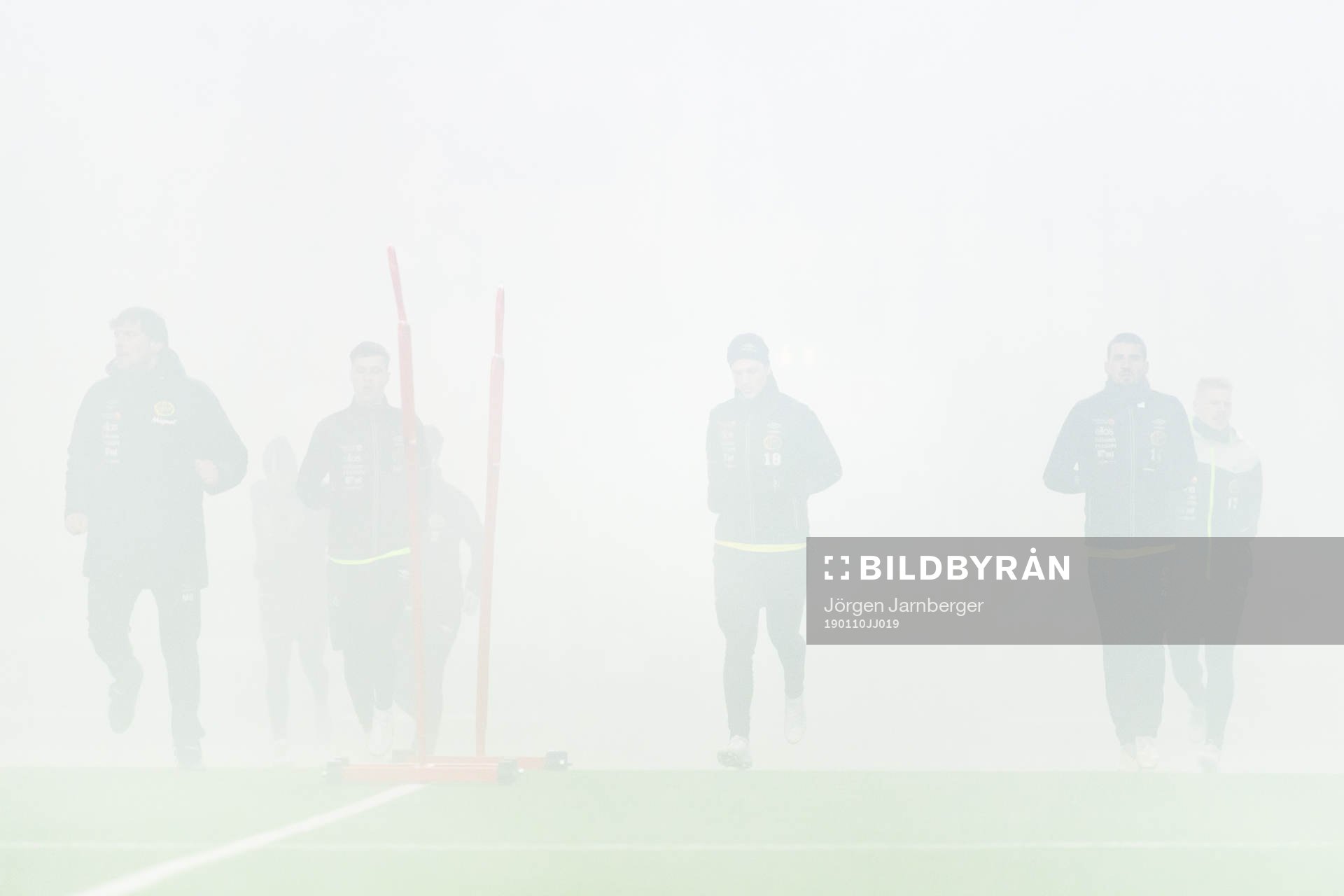 Spelarna kommer springande ut ur dimman