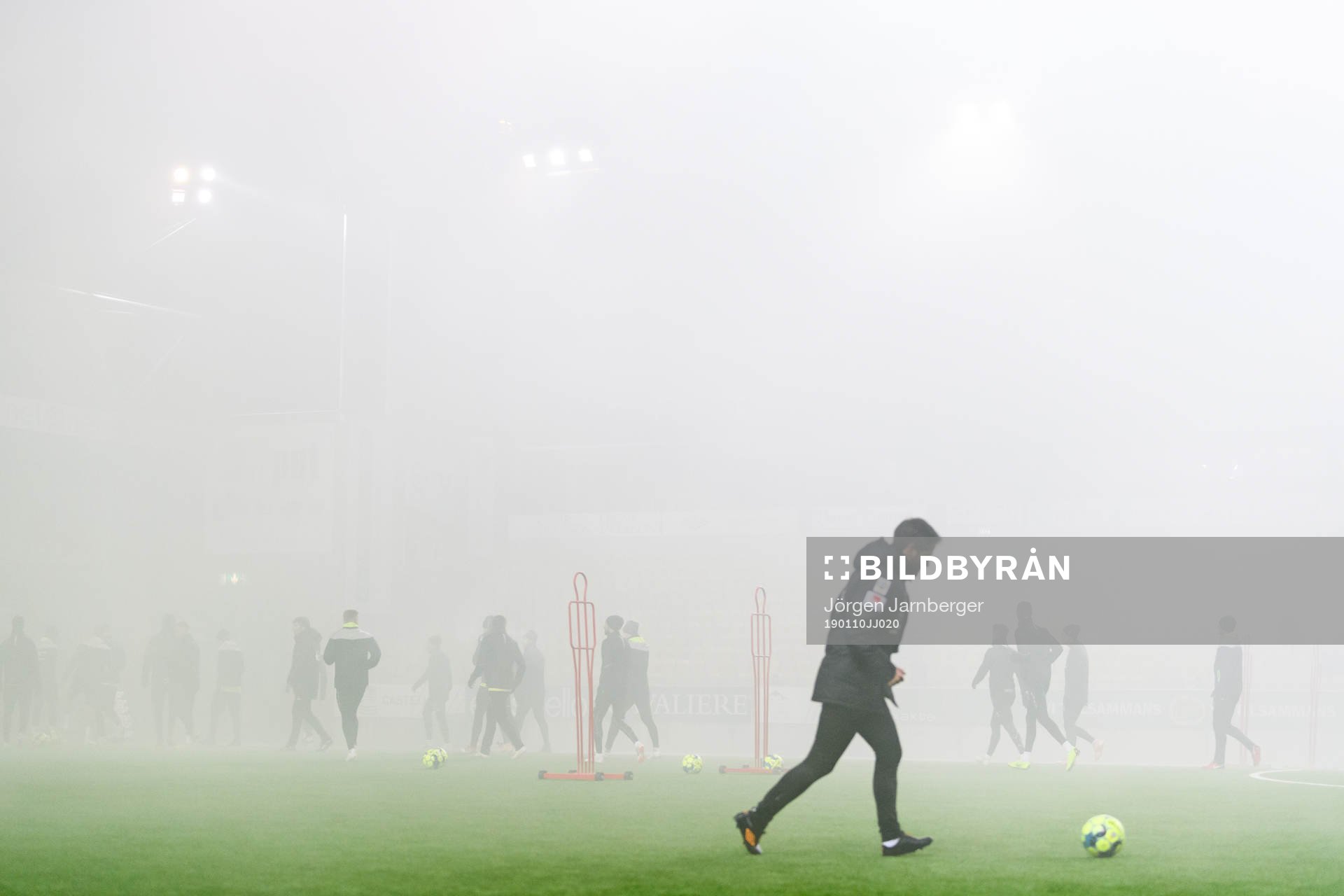 Spelarna kommer springande i dimman