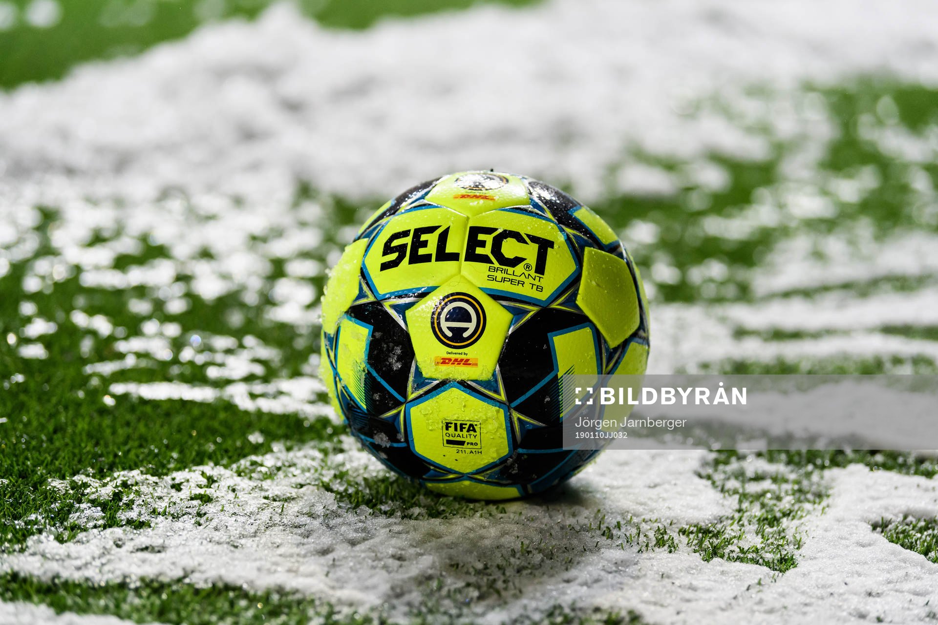 Allsvenskans matchboll i snön under en träning med det allsvenska fotbollslaget Elfsborgs den 10 januari 2019 i Borås.