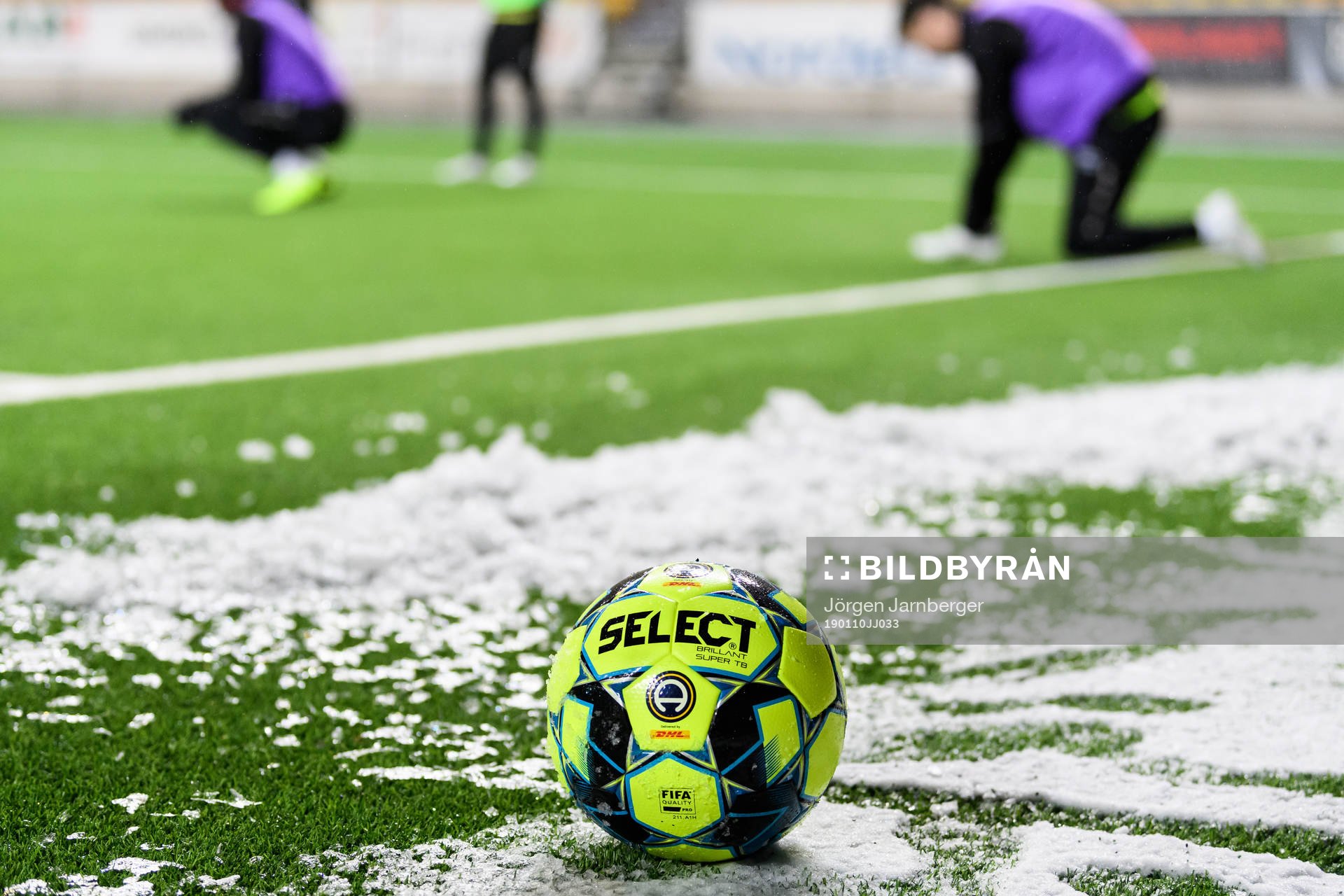 Allsvenskans matchboll i snön under en träning med det allsvenska fotbollslaget Elfsborgs den 10 januari 2019 i Borås.
