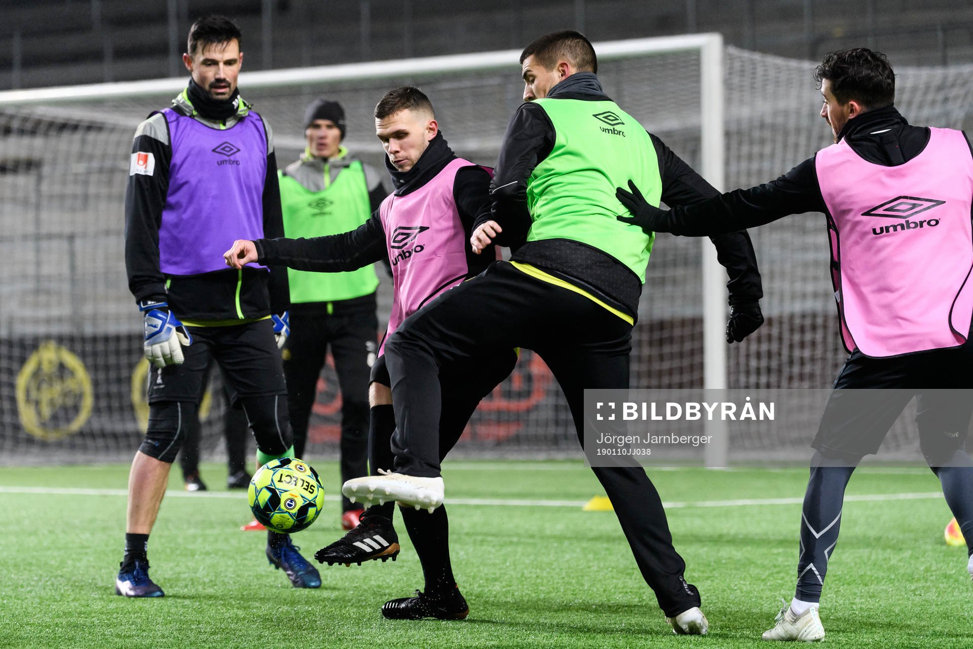 Jon Jönsson i kamp med Ibrahim Dresevic under en träning med det allsvenska fotbollslaget Elfsborgs den 10 januari 2019 i Borås.
