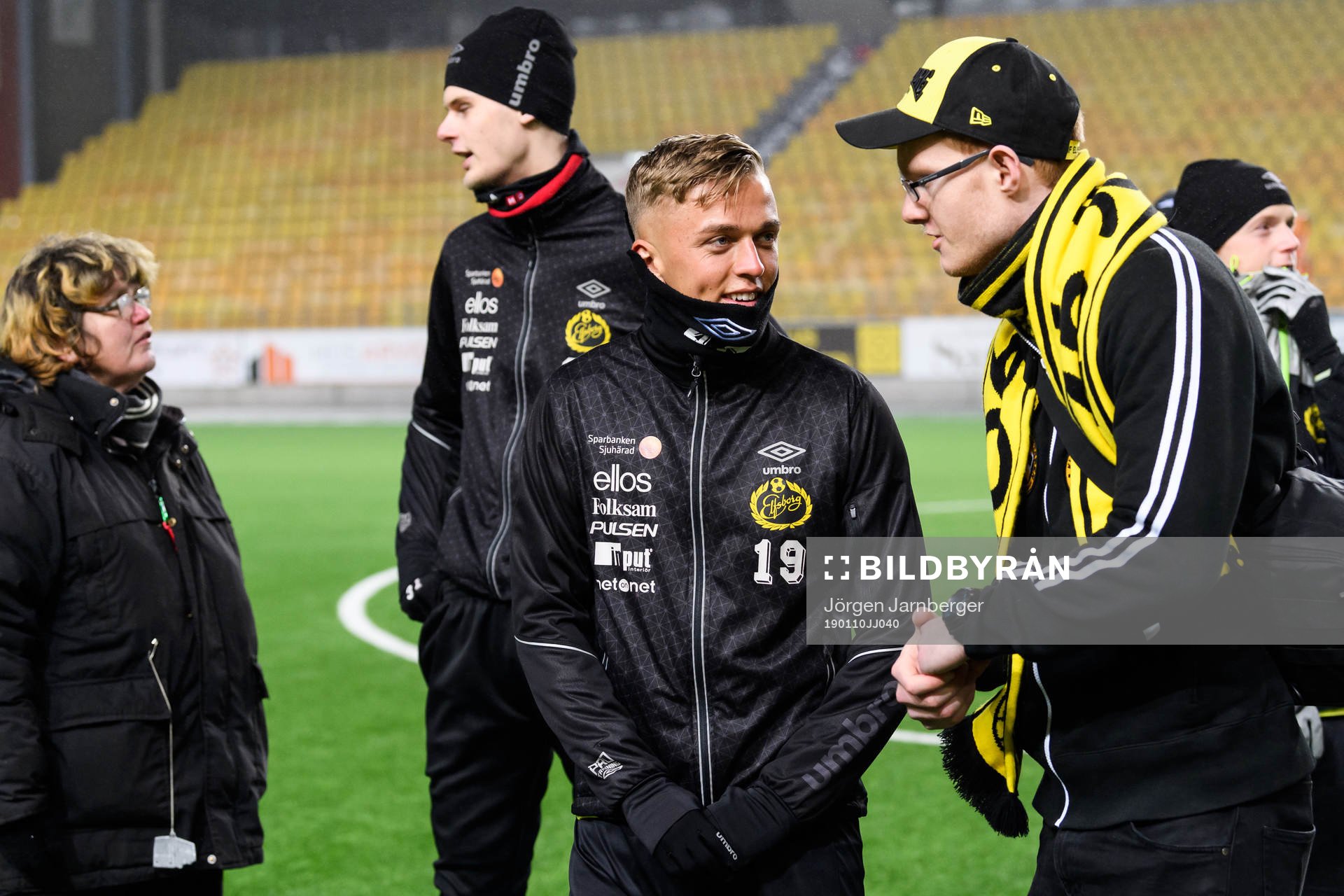 Jesper Karlsson pratar med en supporter