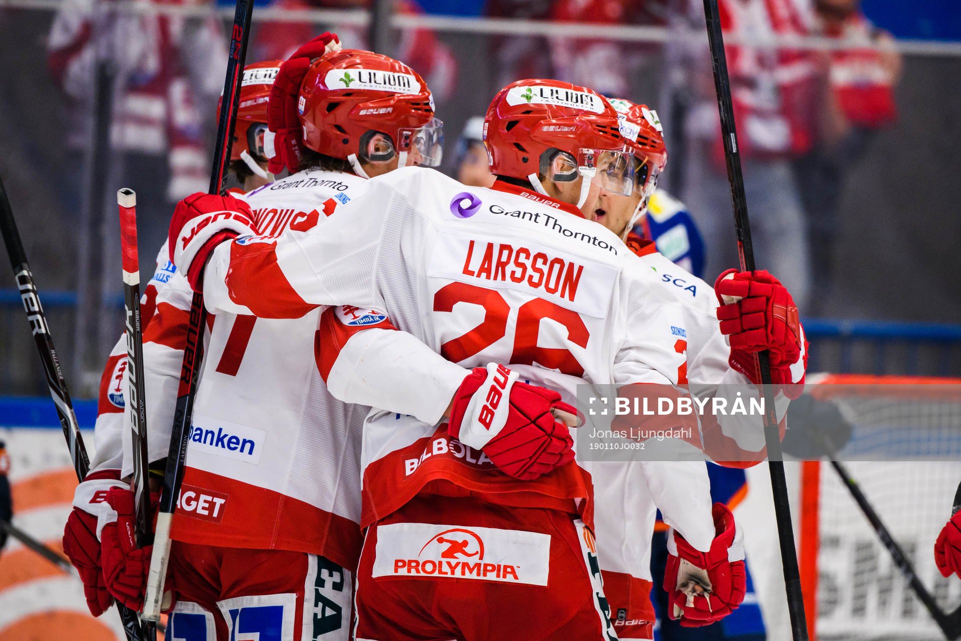 Timrås Hampus Larsson jublar med lagkamrater