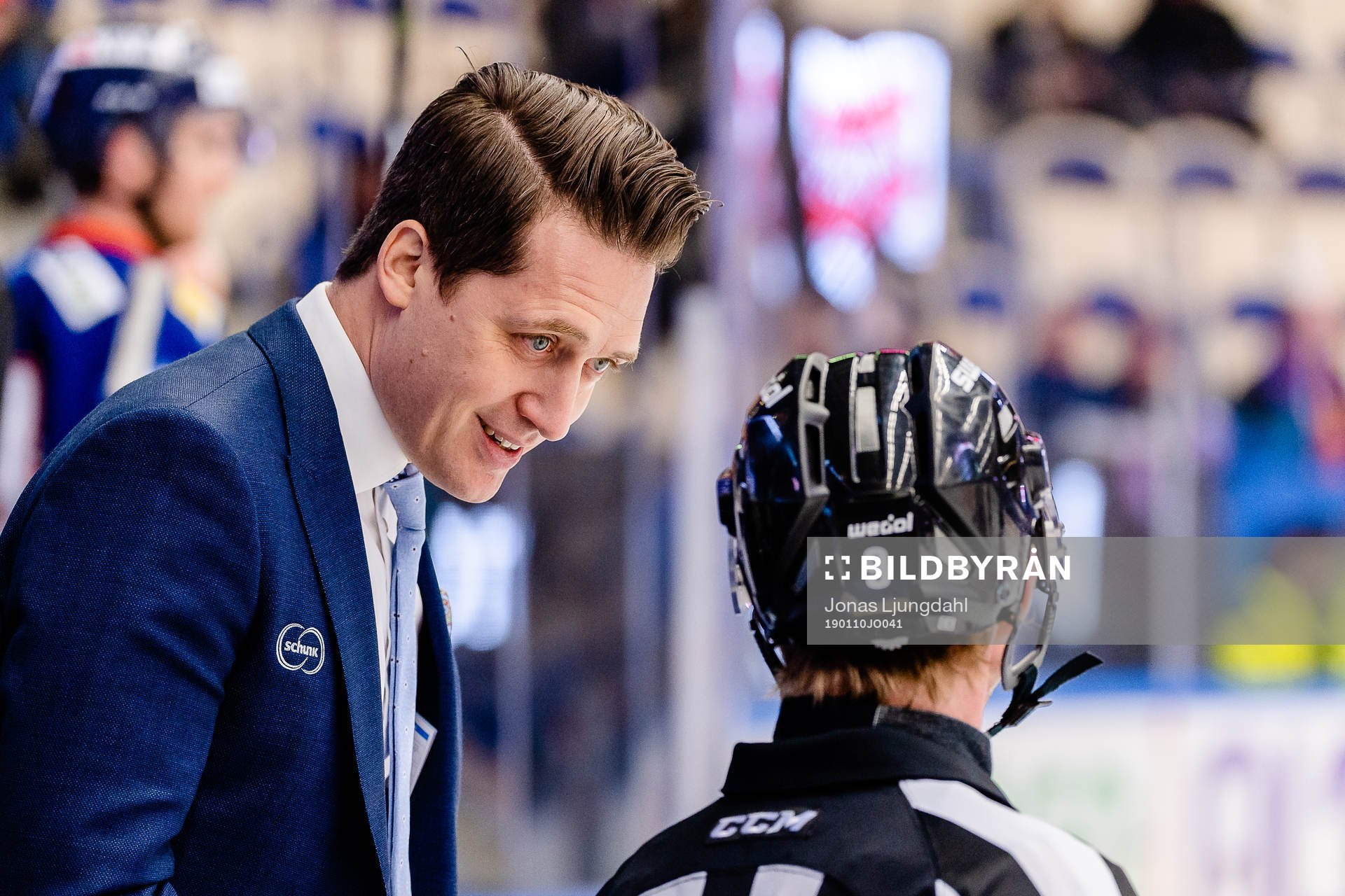 Växjös tränare Sam Hallam pratar med Domare Pehr Claesson