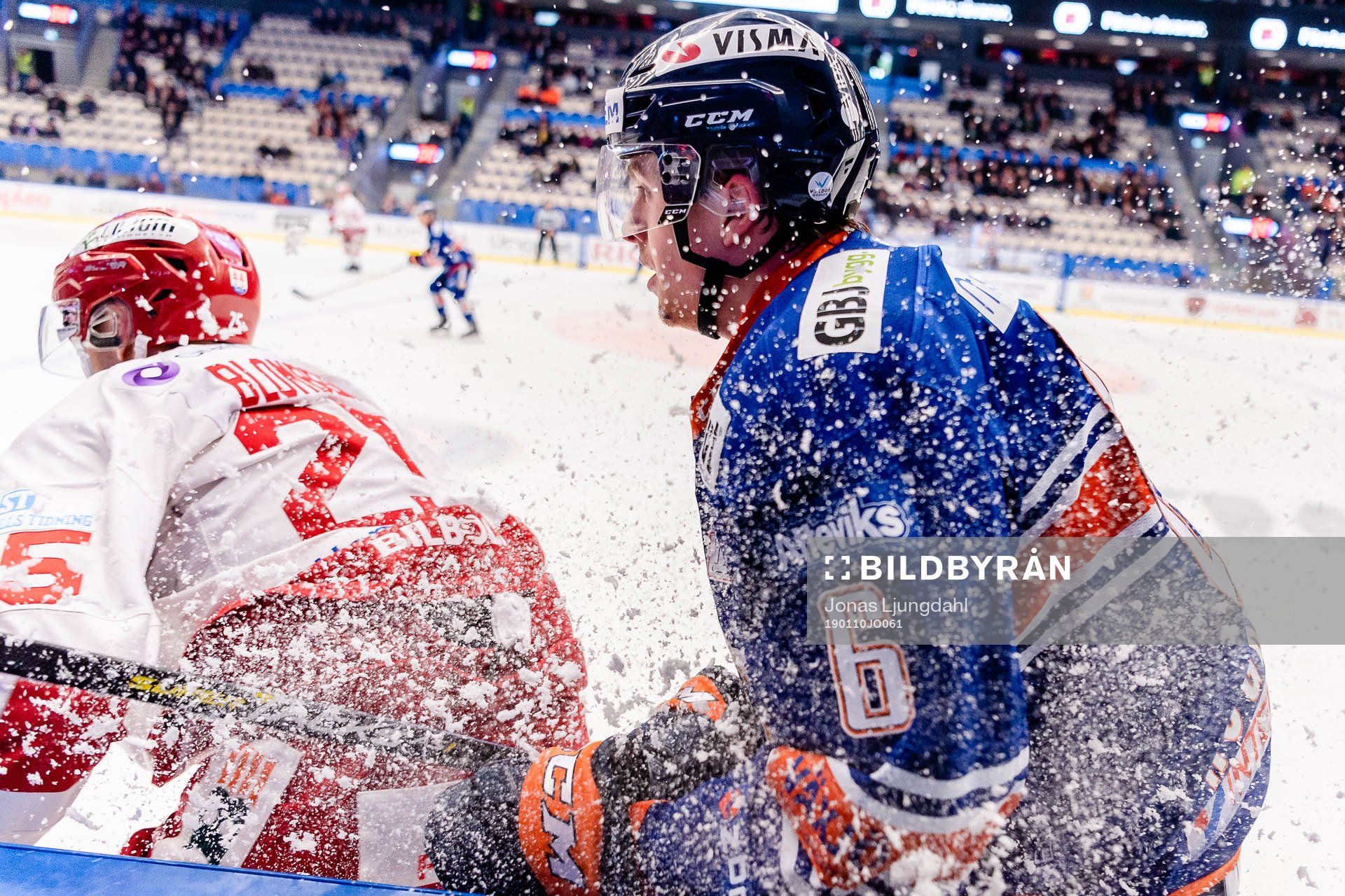 Växjös Linus Högberg tacklas av Timrås Patrik Blomberg
