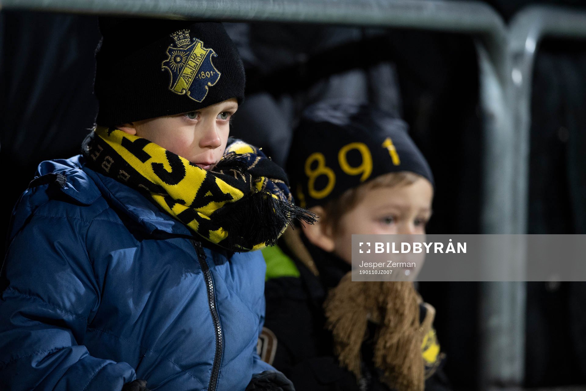 Två unga supportrar ser på