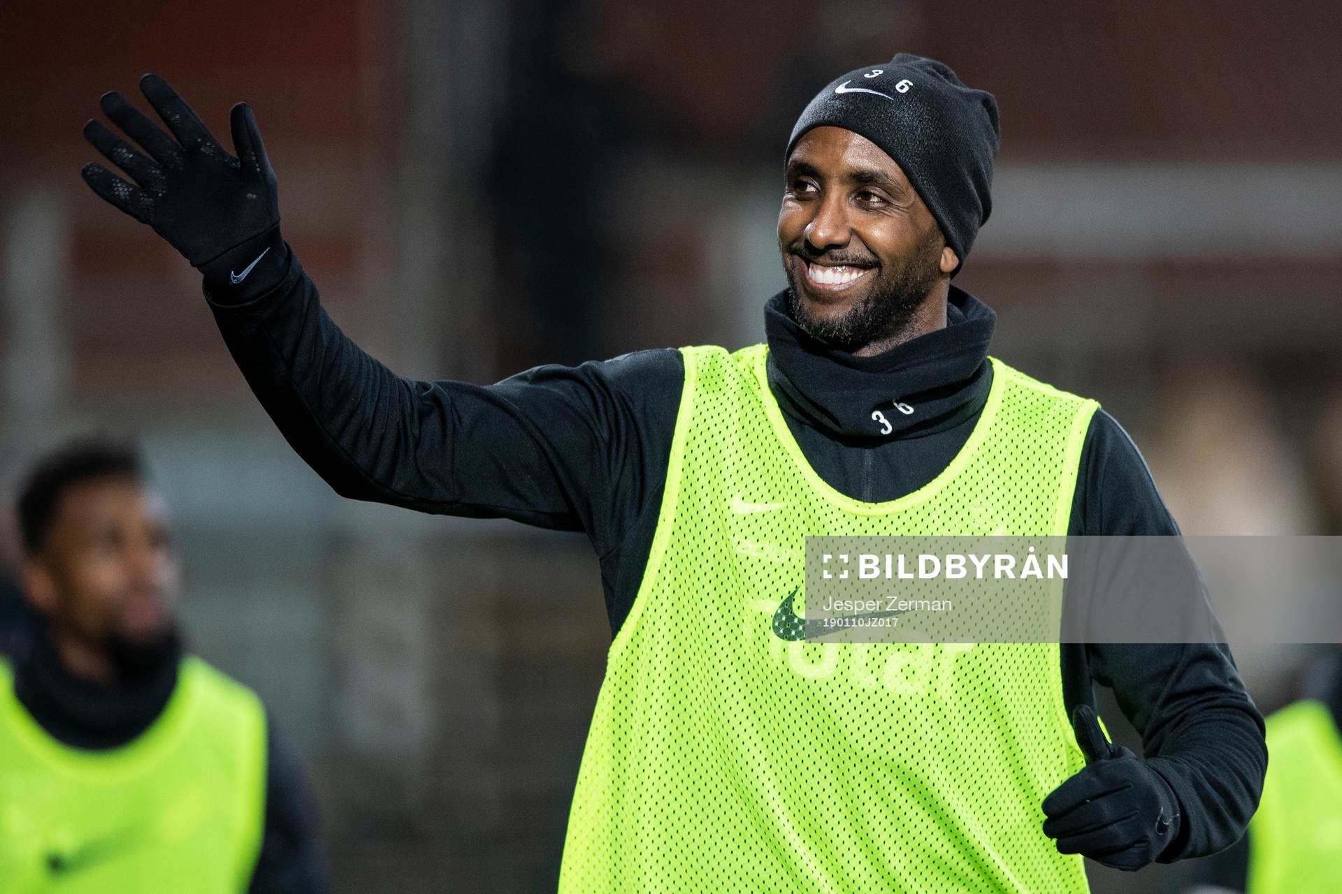 Henok Goitom vinkar till publiken under en träning med AIK den 10 januari 2019 i Stockholm.
