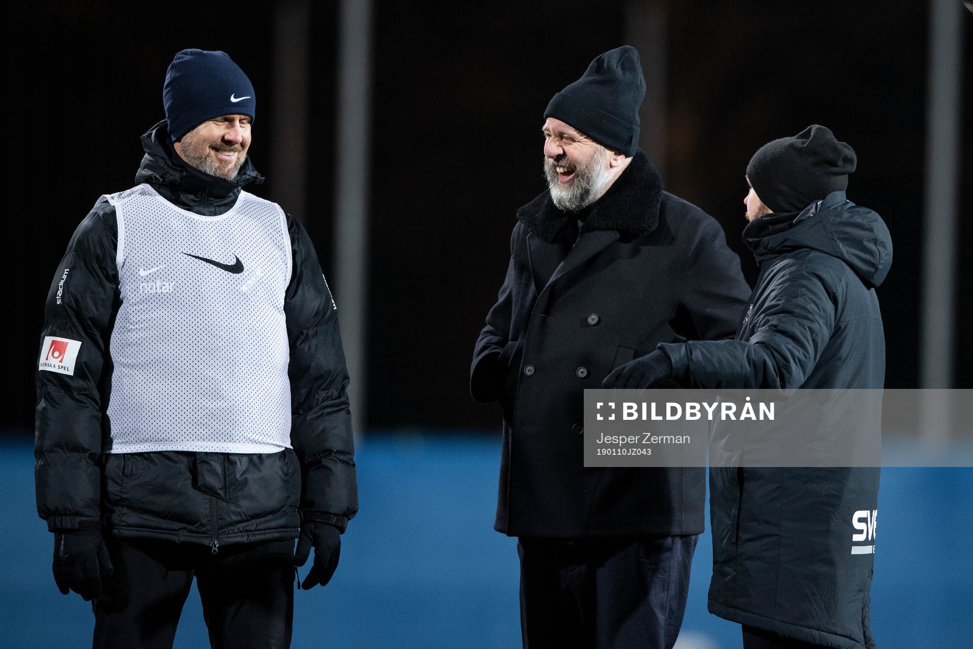 tränare Rikard Norling (v), sportchef Björn Wesström (m) och assisterande tränare Patric Jildefalk (h) under en träning med AIK den 10 januari 2019 i Stockholm.
