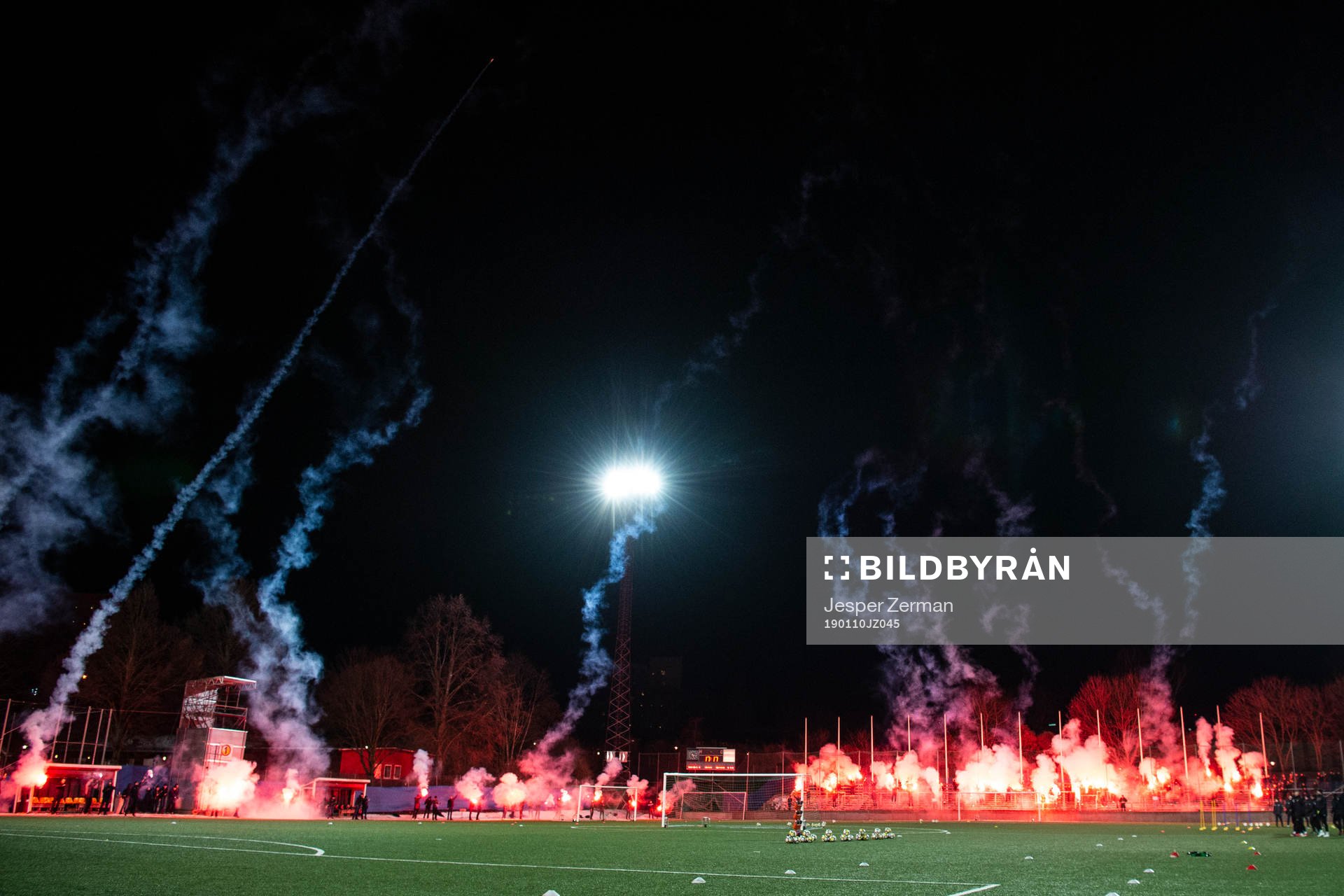 Supportrar bränner bengaler och fyrverkerier