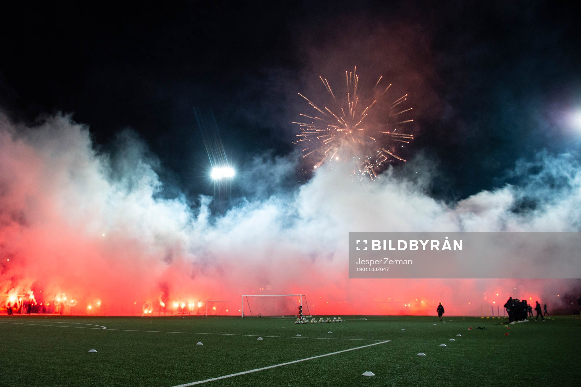 Supportrar bränner pyroteknik och fyrverkerier
