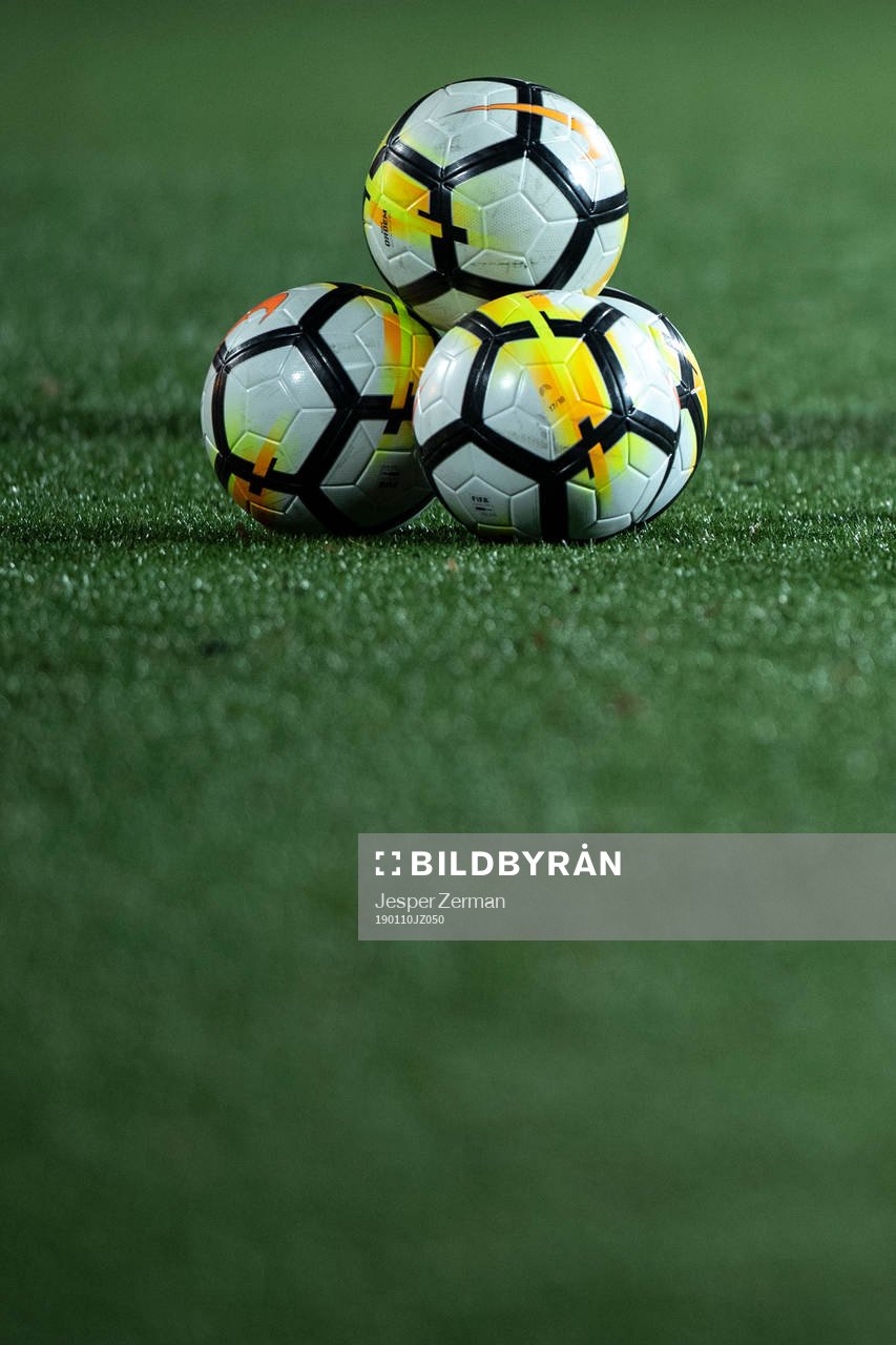 Uppställda fotbollar
