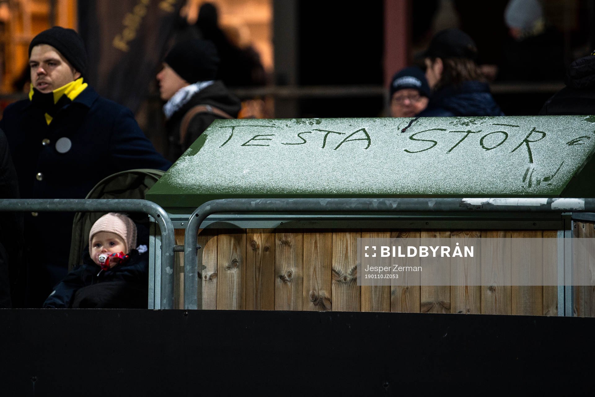 Ett budskap står inskrivet i snön