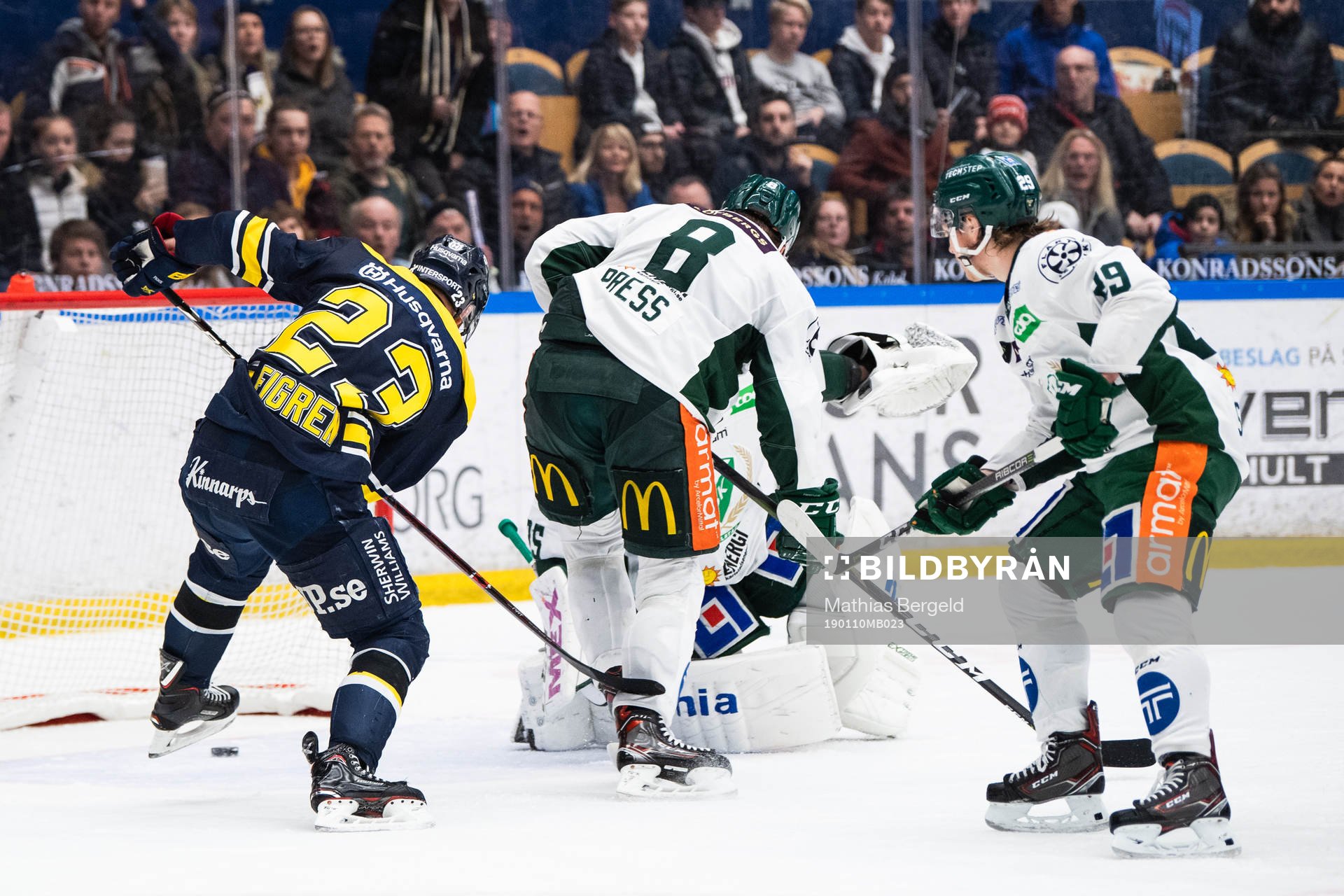 s Robin Figren och Färjestads Robin Press Oskar Steen ser