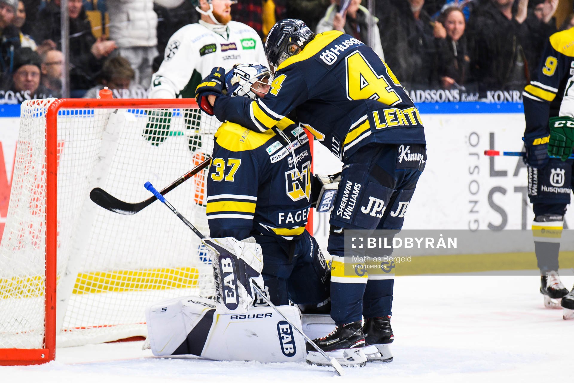 s målvakt Jonas Gunnarsson  och Mikko Lehtonen jublar