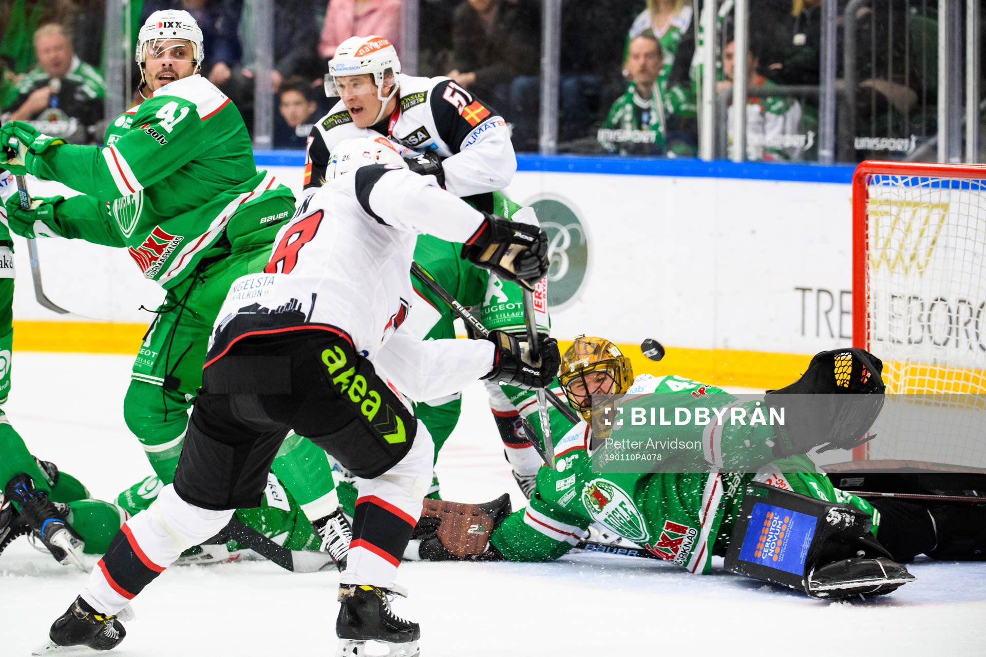 Malmö Redhawks Johan Olofsson skjuter mot Rögles målvakt