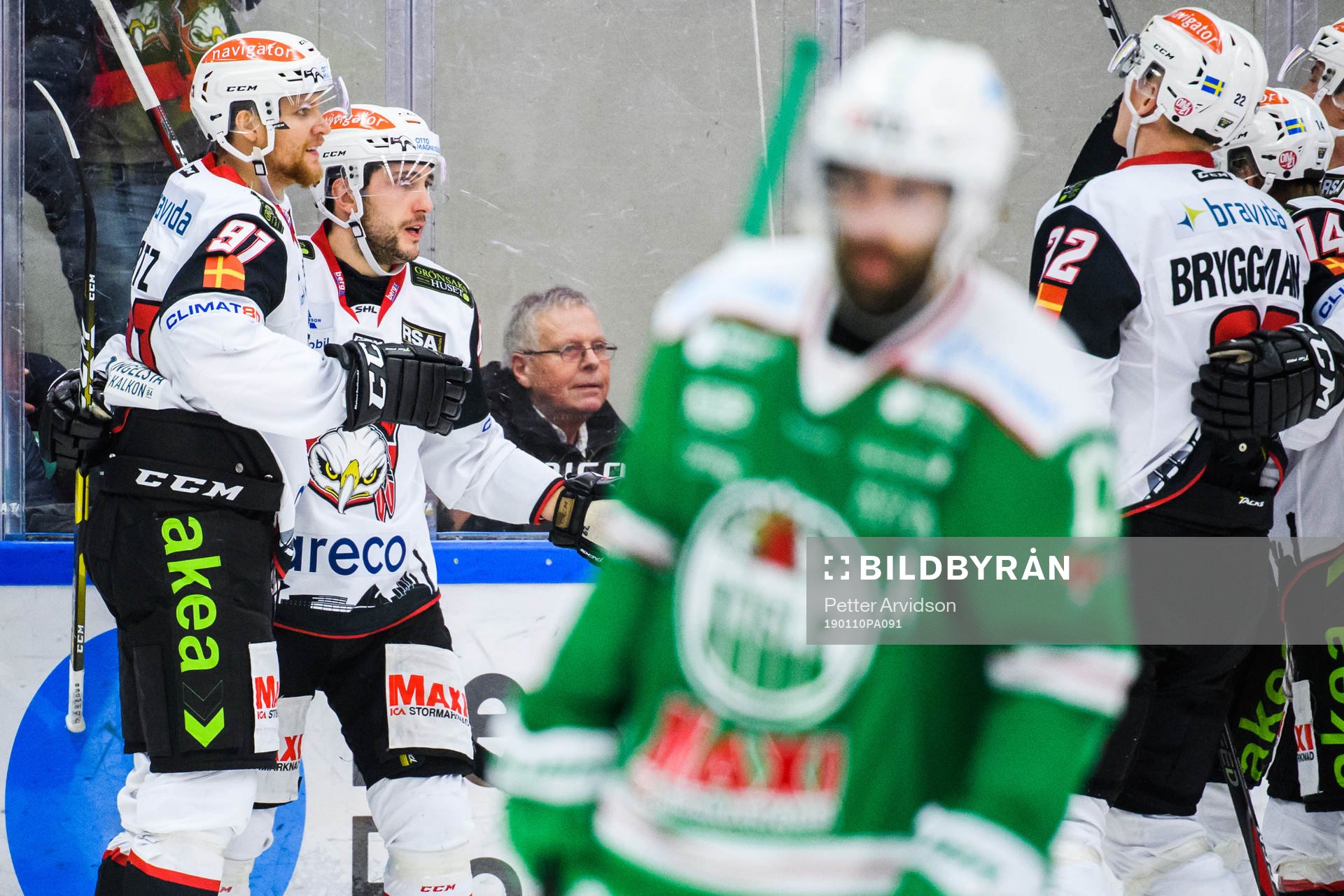 Malmö Redhawks Max Görtz och Konstantin Komarek jublar