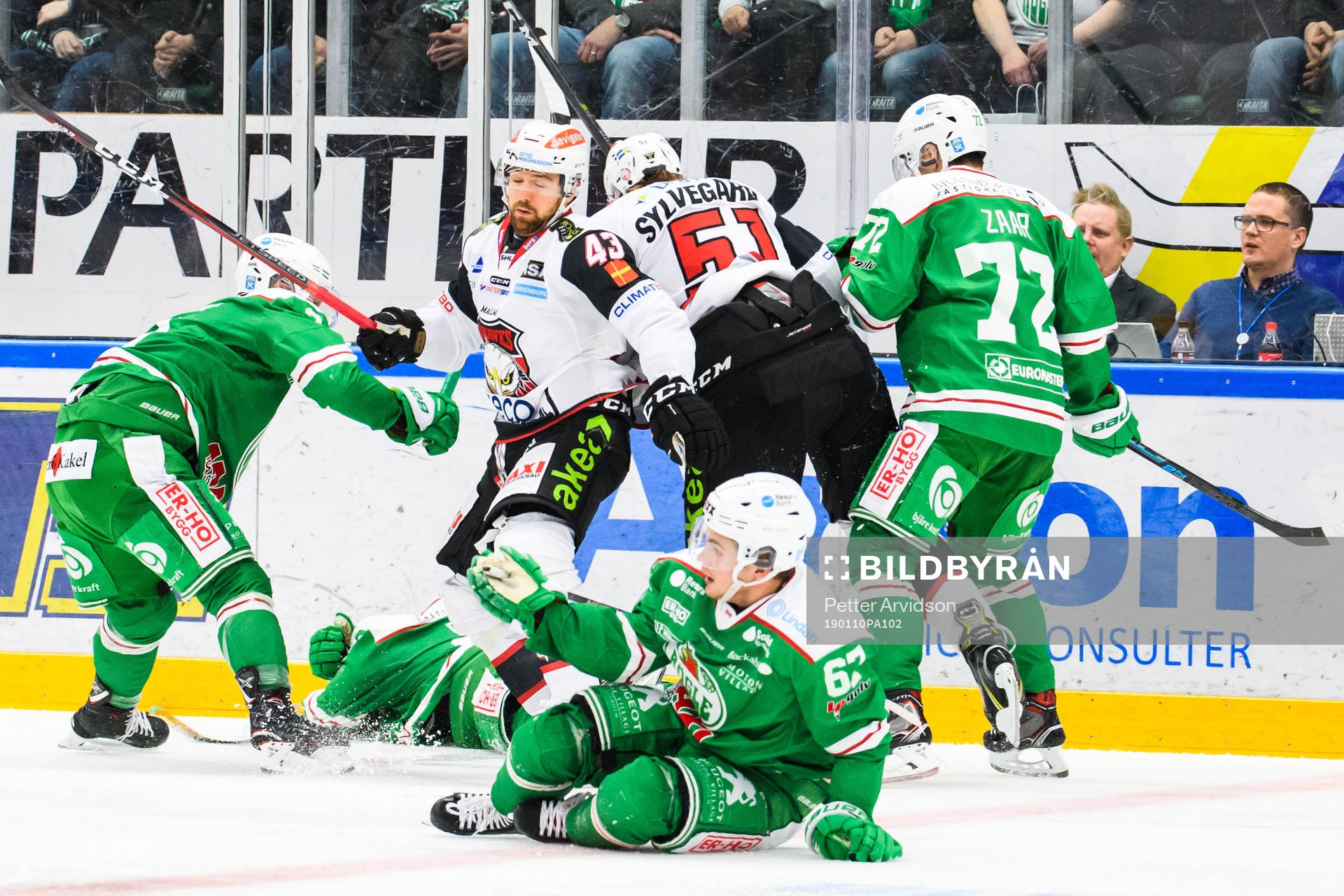 Rögles Ted Brithén tacklas av Malmö Redhawks Emil
