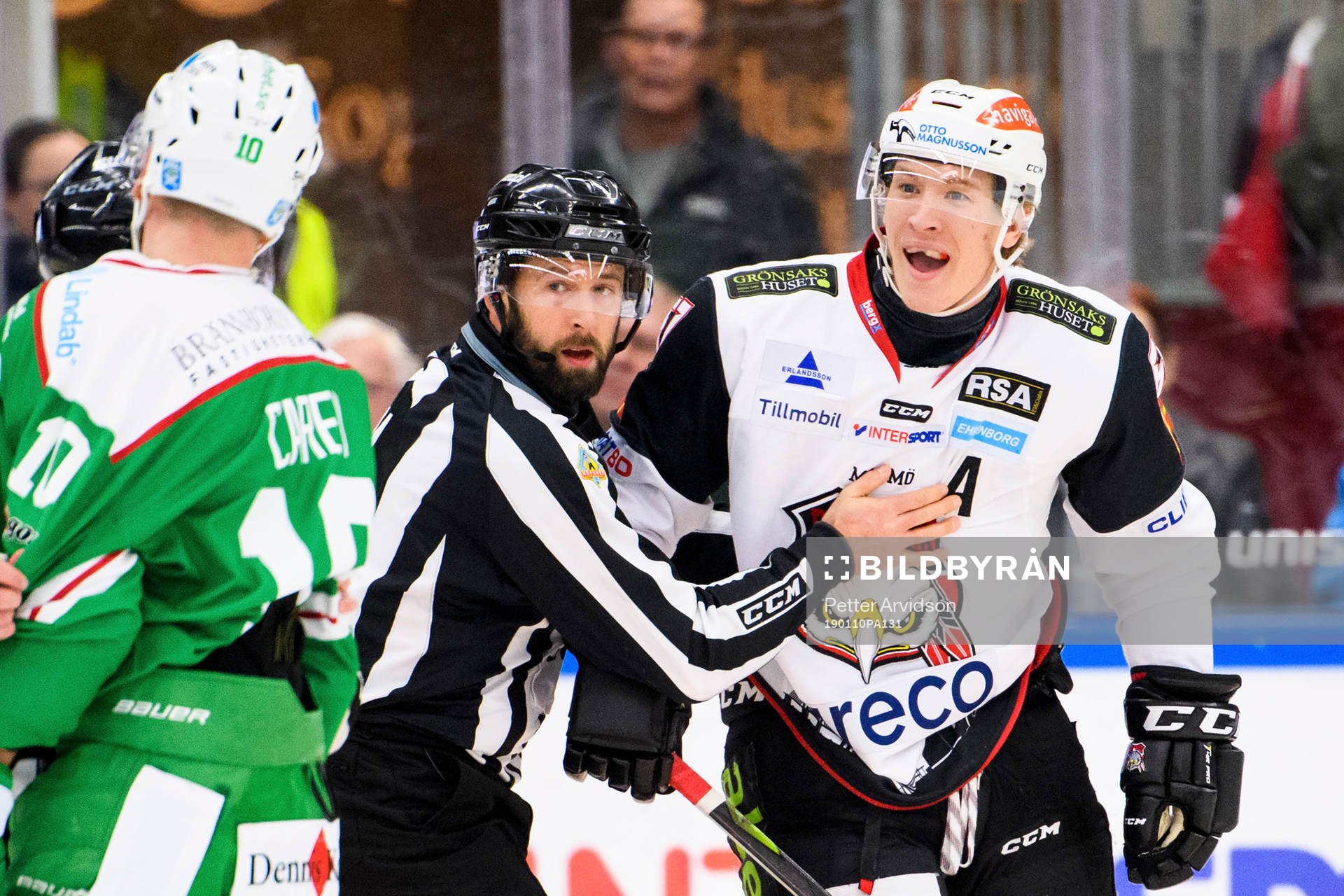 Malmö Redhawks Emil Sylvegård plockas bort av domaren