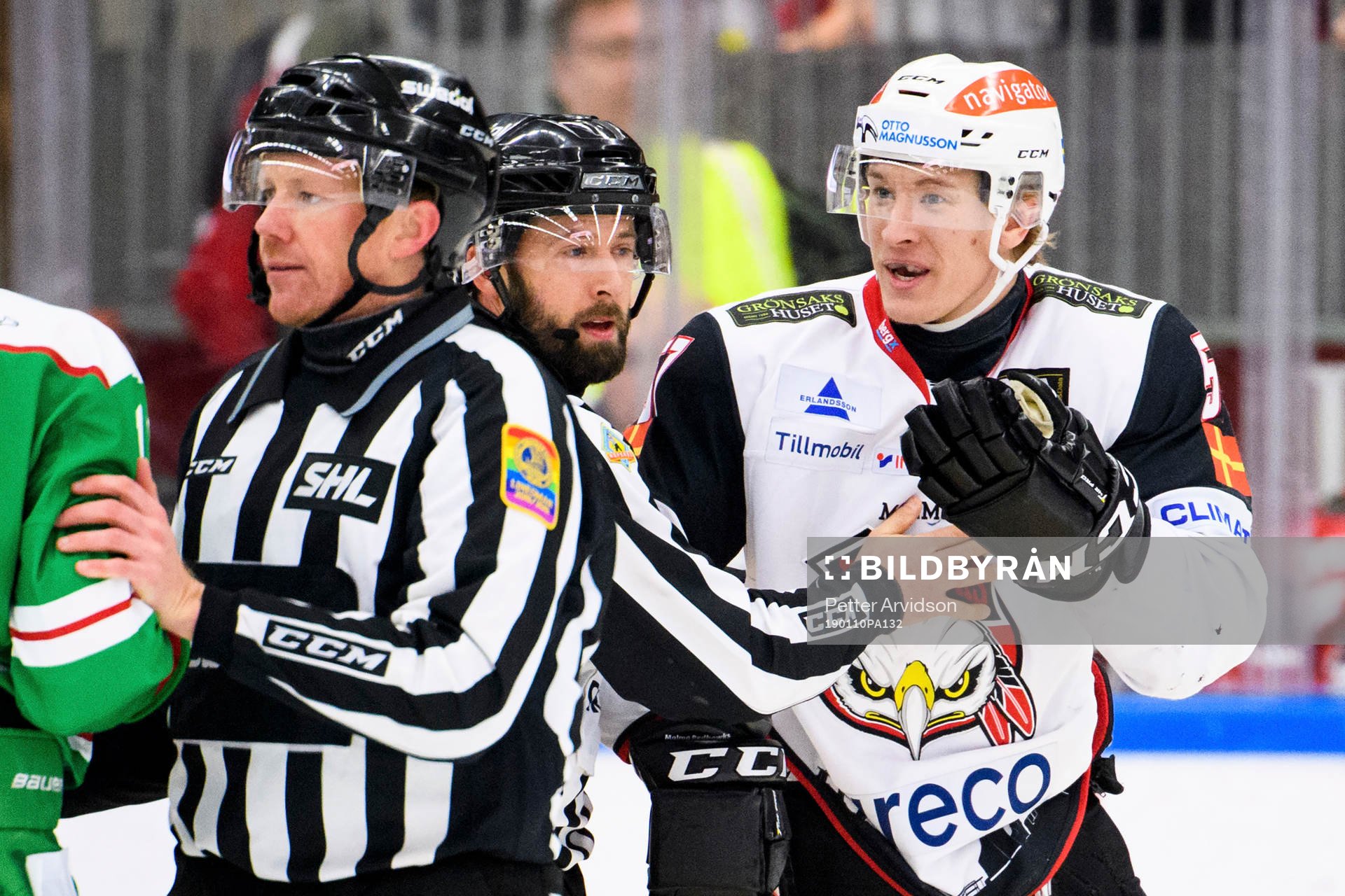 Malmö Redhawks Emil Sylvegård plockas bort av domaren