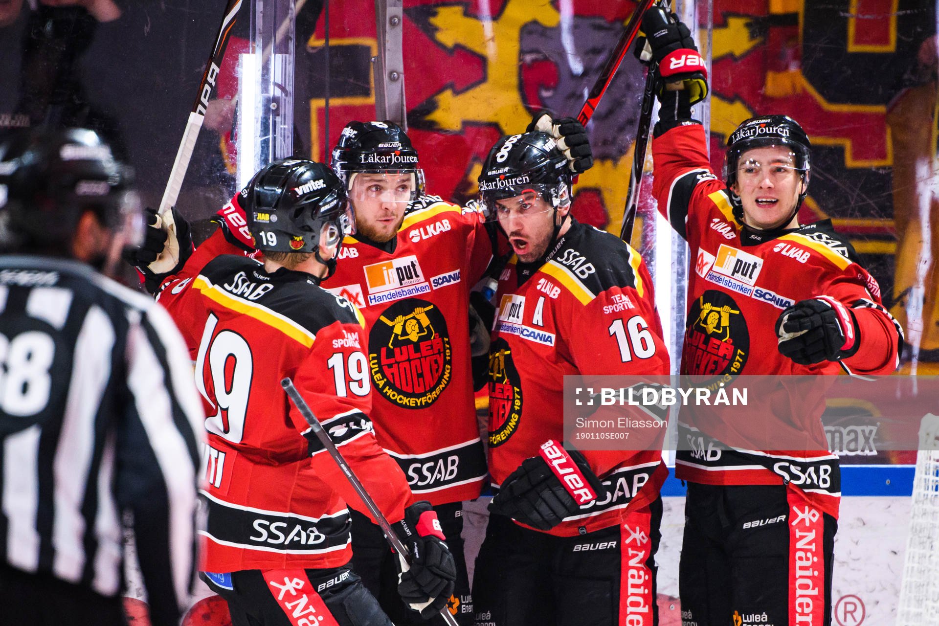 Luleås Niklas Olausson jublar med lagkamrater