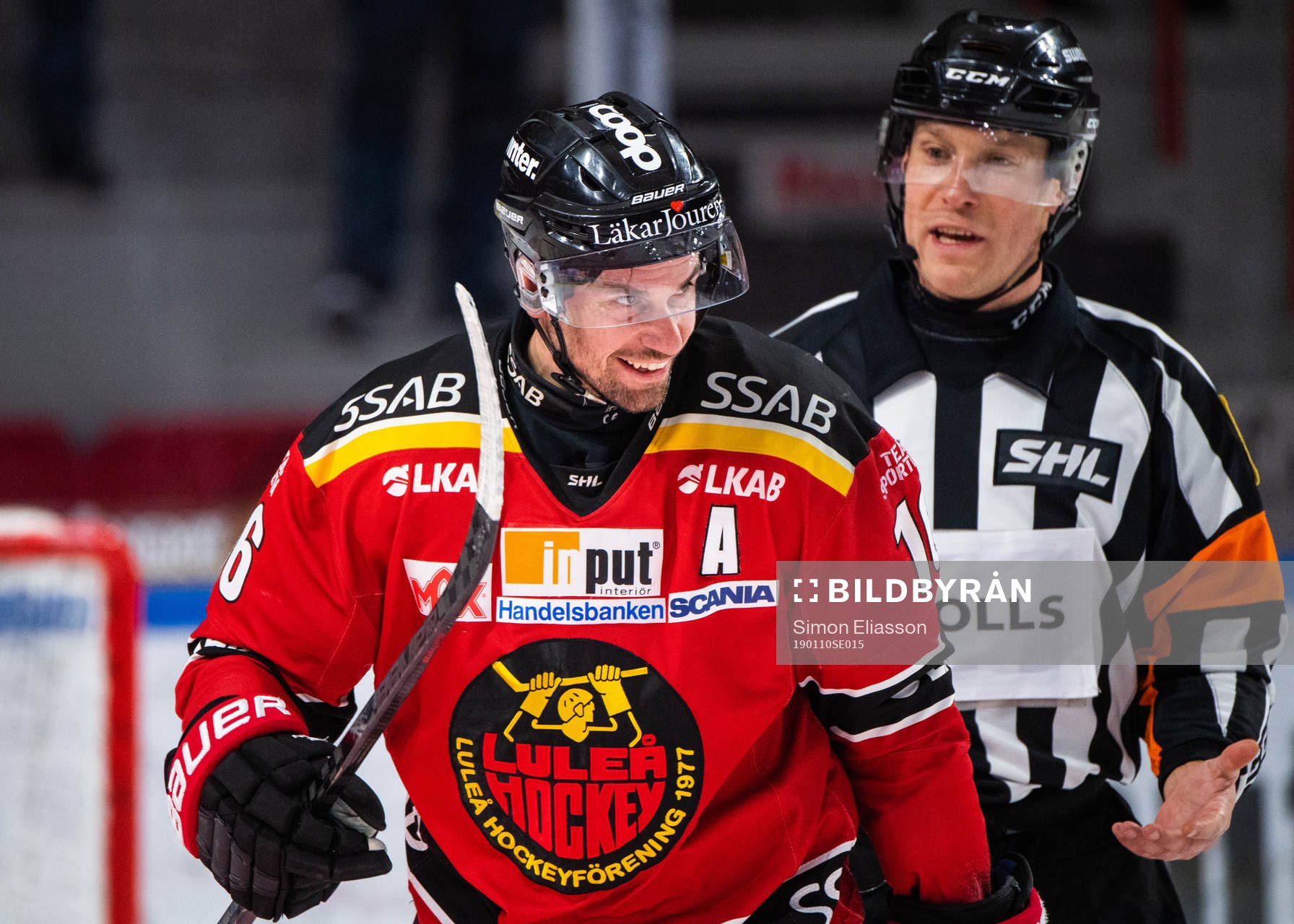 Luleås Niklas Olausson och domare Tobias Björk