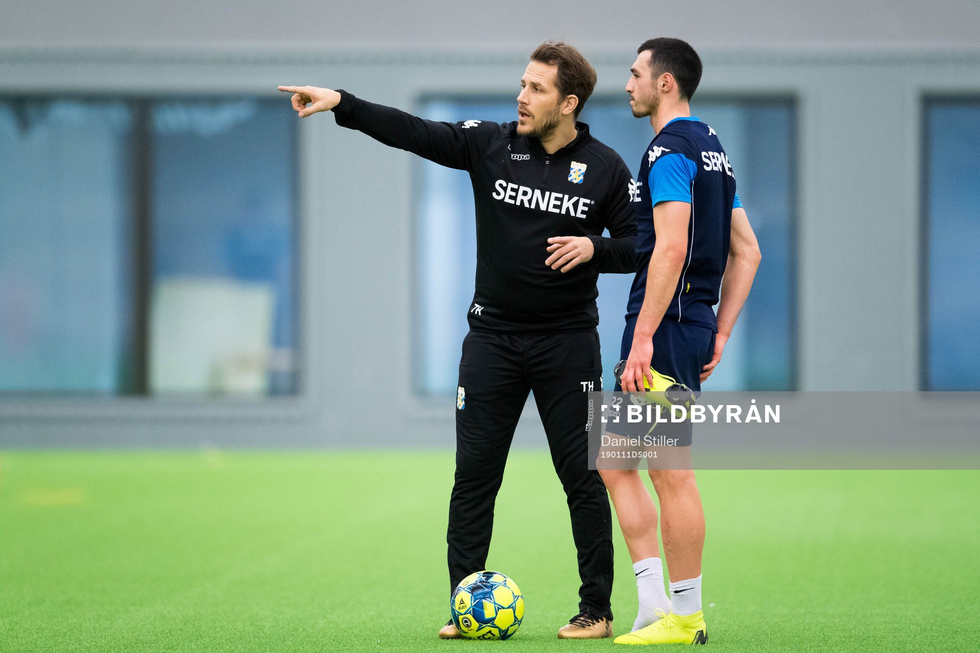 Hjälptränaren Tobias Hysén instruerar Giorgi Kharaishvili