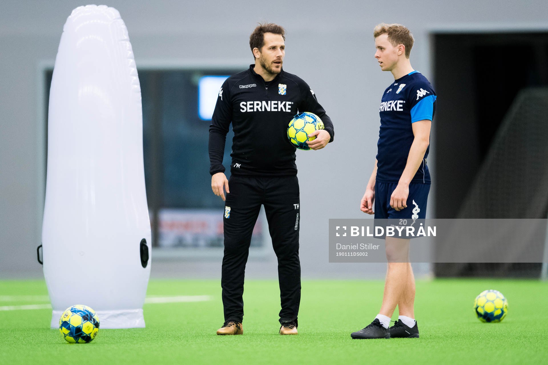 Hjälptränaren Tobias Hysén instruerar Victor Wernersson