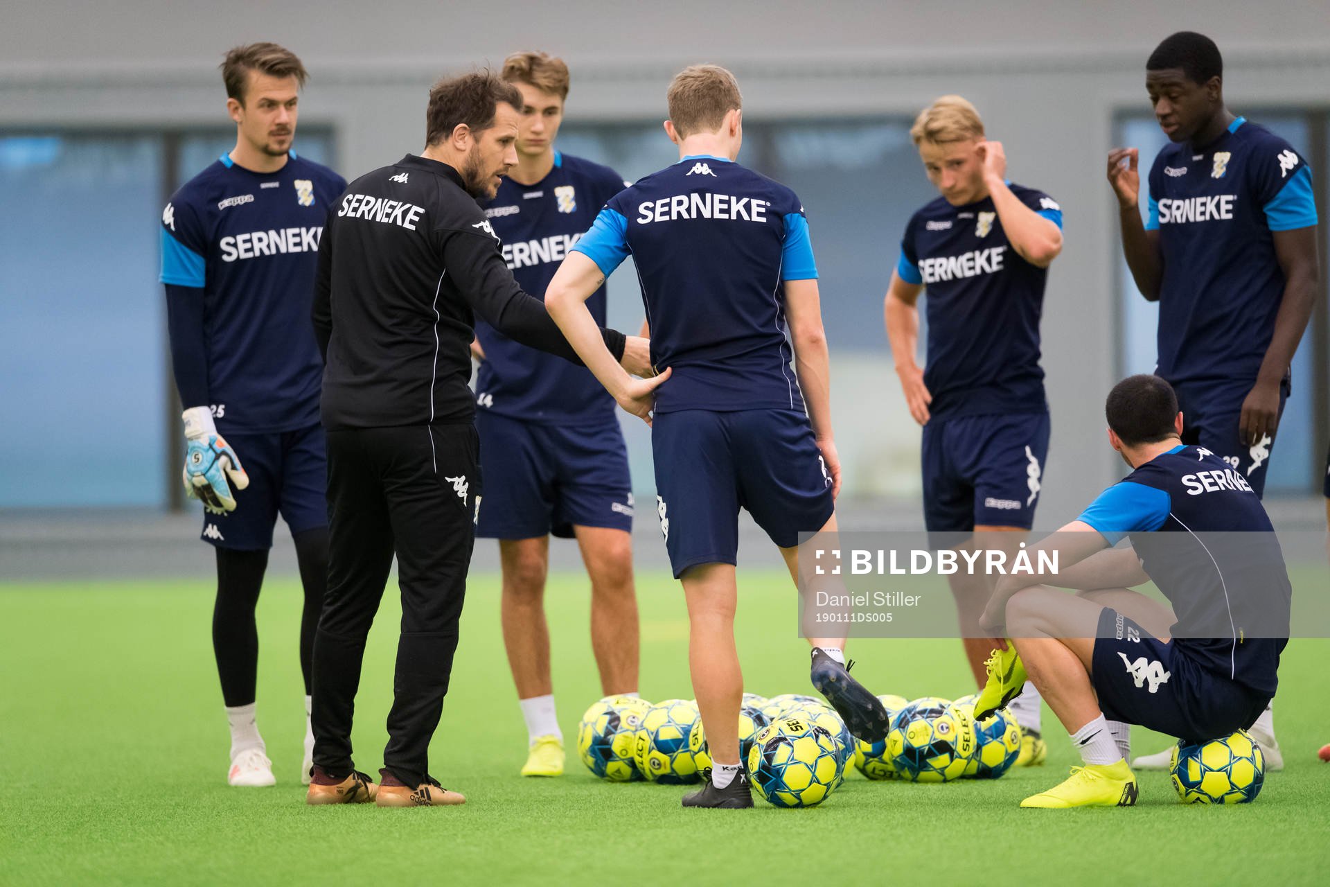 Hjälptränaren Tobias Hysén instruerar spelare